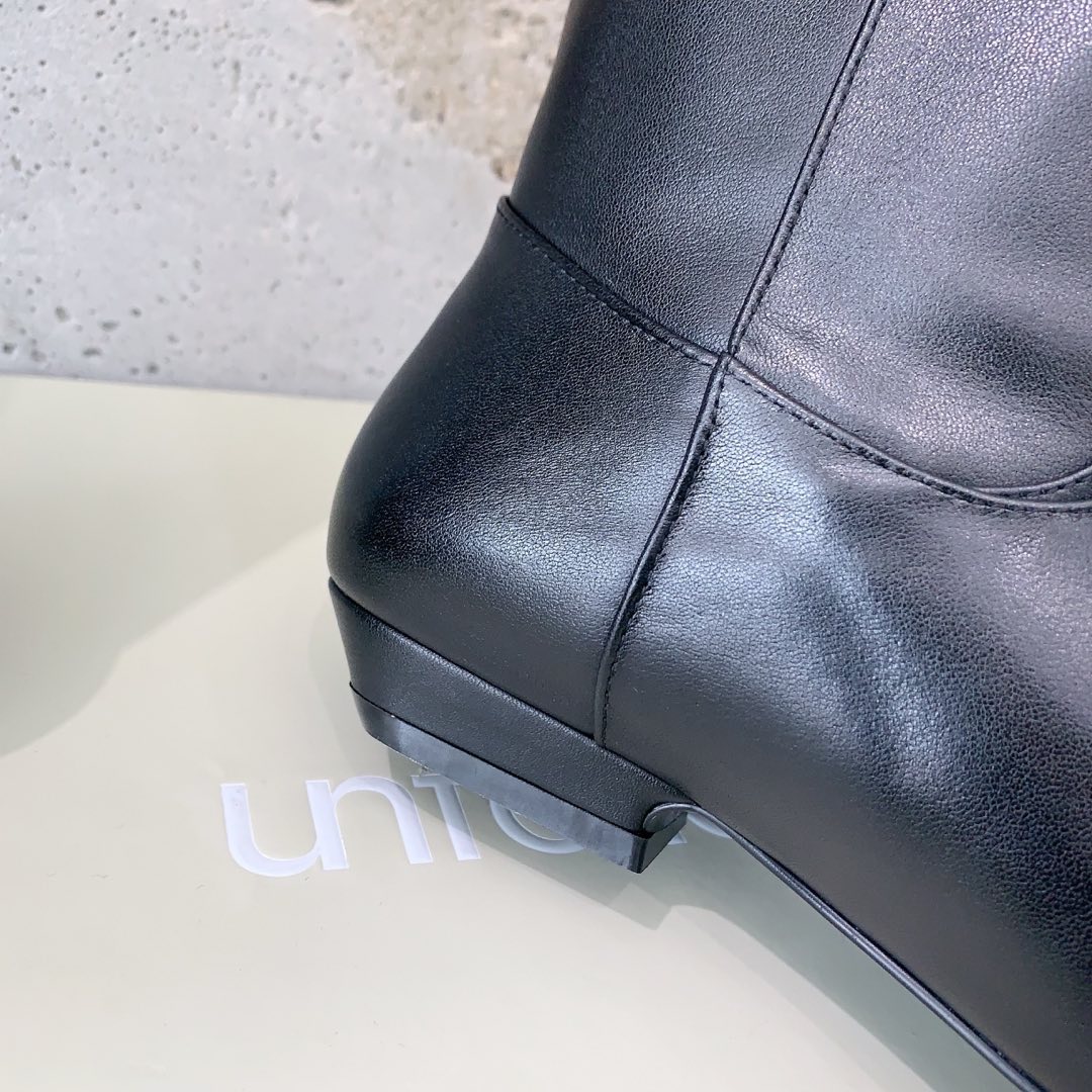 
unfolio✨秋冬新款复古西部牛仔靴✨感受秋日与西部复古风的碰撞💥通勤和日常穿搭都能轻松hold住💯