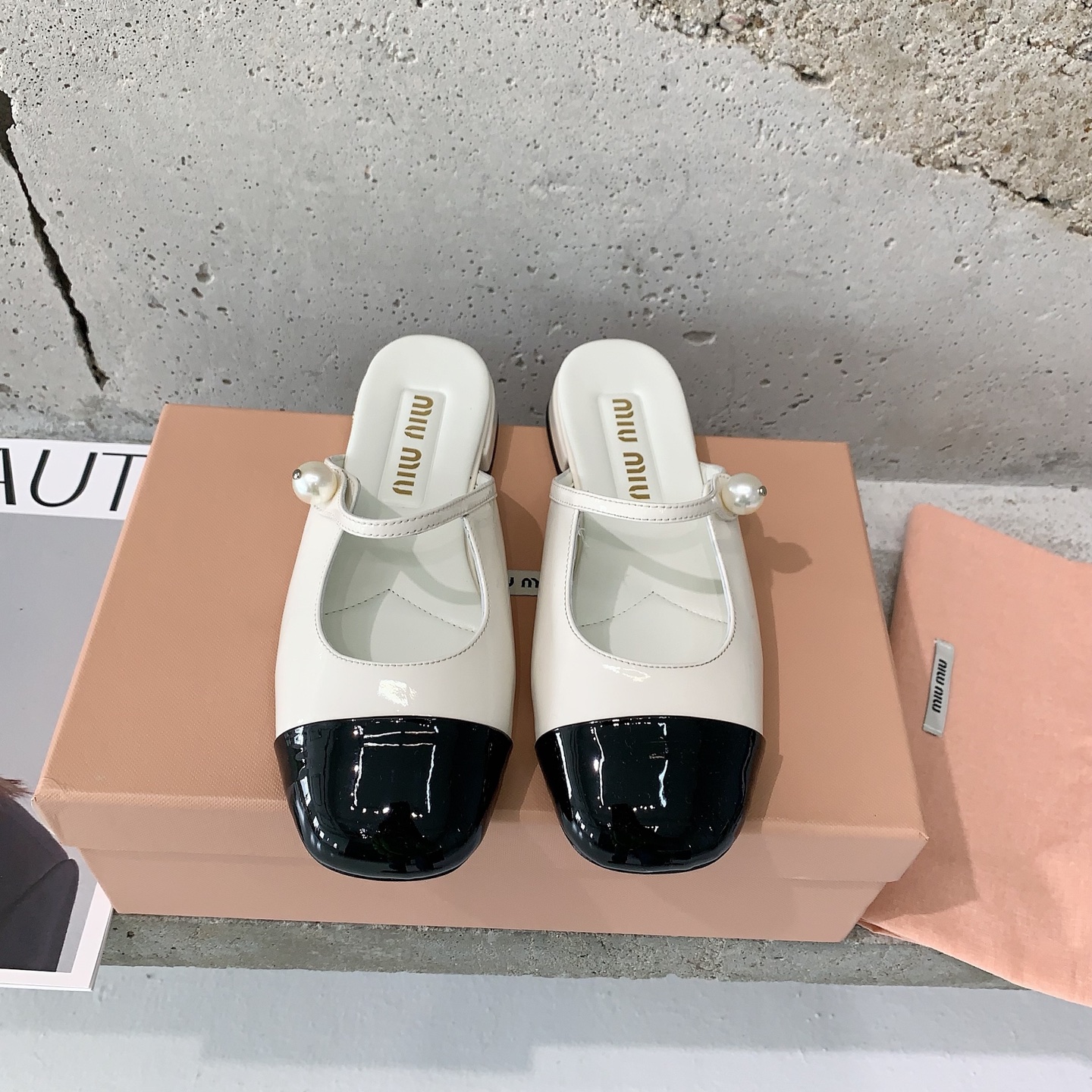 NO:232776,mi* mi* 2025 early spring new Mary Jane leather shoes are sweet and fresh, exuding a unique fashionable beauty. How come it looks so beautiful and the more you look, the better you get, the more you look, the better the original 1:1 customized patent leather cowhide fabric, sheepskin lining, Italian imported leather soles, size 35-39# (40# customized for non-return and exchange), Mary Jane, mary jane, cowhide, sheepskin, Leather soles19860909mi* mi* 2025早春新款玛丽珍小皮鞋甜美清新,散发出独特时尚美感,怎么会这么好看越看越上头原版1:1订制漆皮牛皮面料,羊皮内里,意大利进口真皮大底,尺码35-39#（40#订做不退换）,玛丽珍,mary jane,cowhide,sheepskin,Leather soles,Women's Shoes