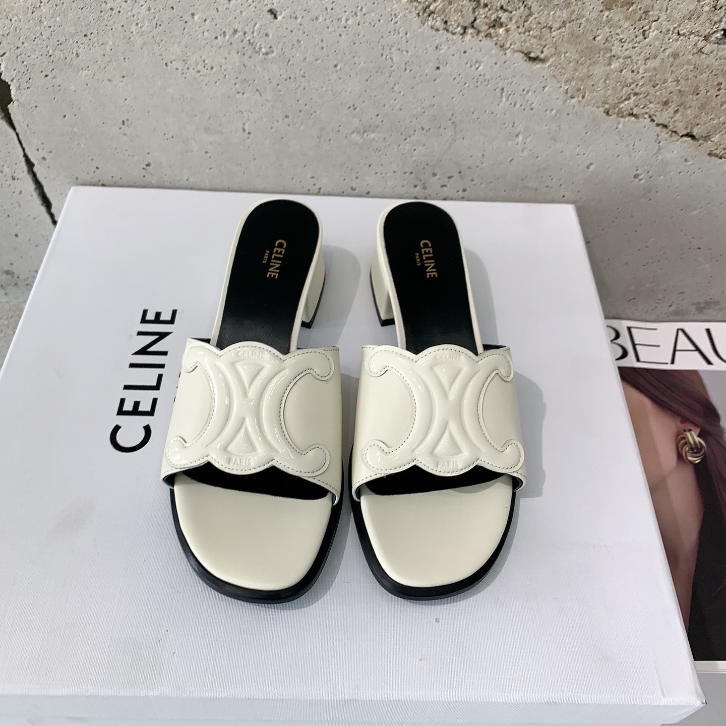 NO:232775,Celin*25 spring and summer new sandals purchasing version is very street-like. It is comfortable and comfortable to wear and brings you an unprecedented comfortable experience on the street. It is easy to wear and does not tiring your feet, allowing you to go out freely and enjoy the selection of patent leather cowhide, sheepskin inner lining, imported Italian leather soles, size 35-39# (40# customized without return and exchange), slippers, celine, sandals, slippers, cowhide, sheepskin, Leather soles19860909Celin*25春夏新款凉鞋代购版本非常街头非常chic 穿着舒适自在带给你前所未有的舒适出街体验,好穿不累脚,让你肆意出门嗨翻天甄选漆皮牛皮,羊皮内里,意大利进口真皮大底,码数35-39#（40#定做不退换）,拖鞋,celine,sandals,slippers,cowhide,sheepskin,Leather soles,Women's Shoes