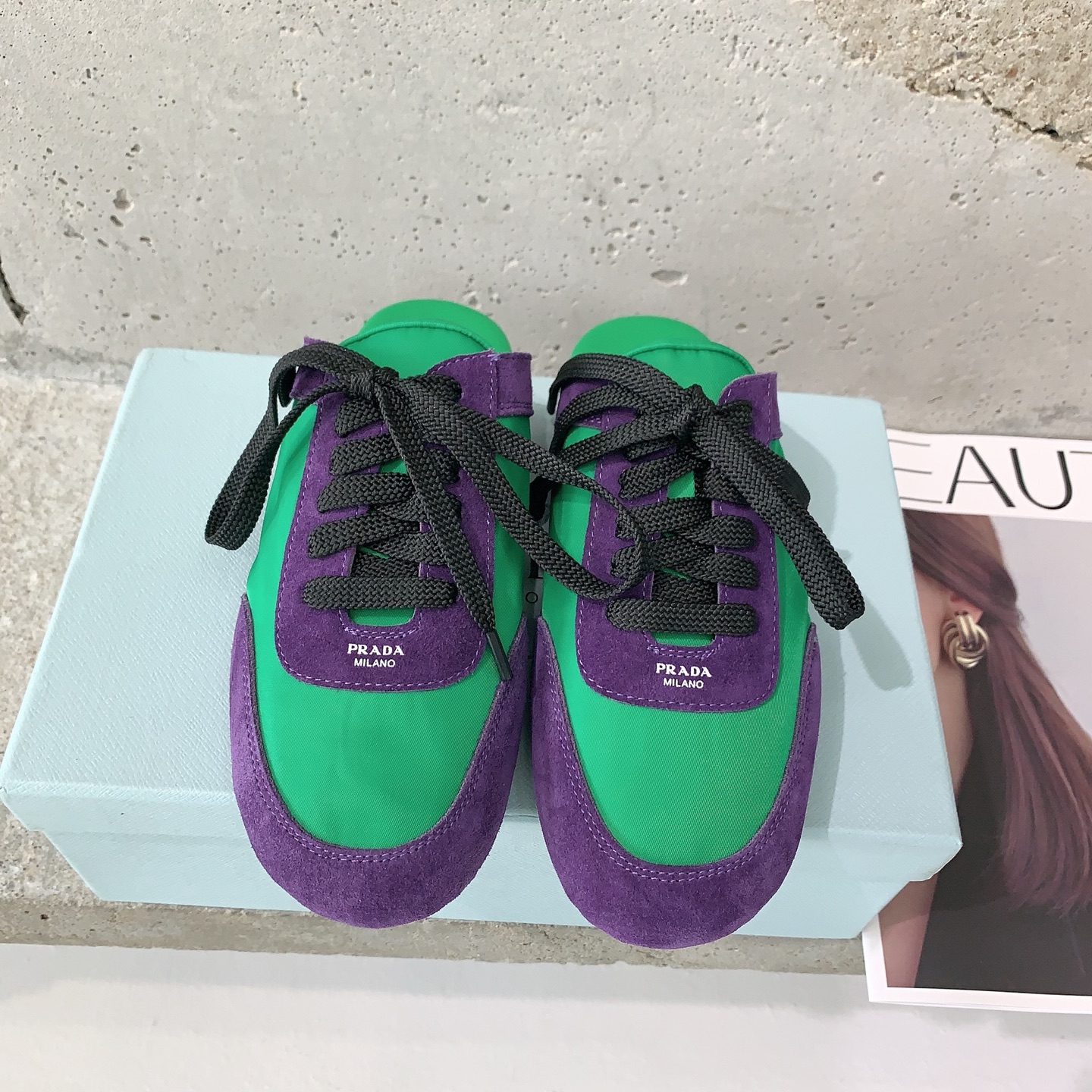 NO:232761,The new Prad* early spring German-sleeved slippers with thin sole wind blows the prad* running shoes with ballet-like shape. The soft leather and prad* exclusive nylon material, lightness and comfort, cowhide nylon fabric, sheepskin inner lining, private model TPU integrated sole, size 35-39# (40# customized without return), semi-trail, prada, slippers, cowhide, sheepskin19860909Prad*早春新款德训拖鞋薄底的风还是吹到了prad*外形像芭蕾鞋一样的跑鞋柔软的皮质加上prad*专属尼龙材质,轻盈度和舒适度满分对版牛皮尼龙面料,羊皮内里,私模TPU一体大底,码数35-39#（40#订做不退换）,半拖,prada,slippers,cowhide,sheepskin,Women's Shoes