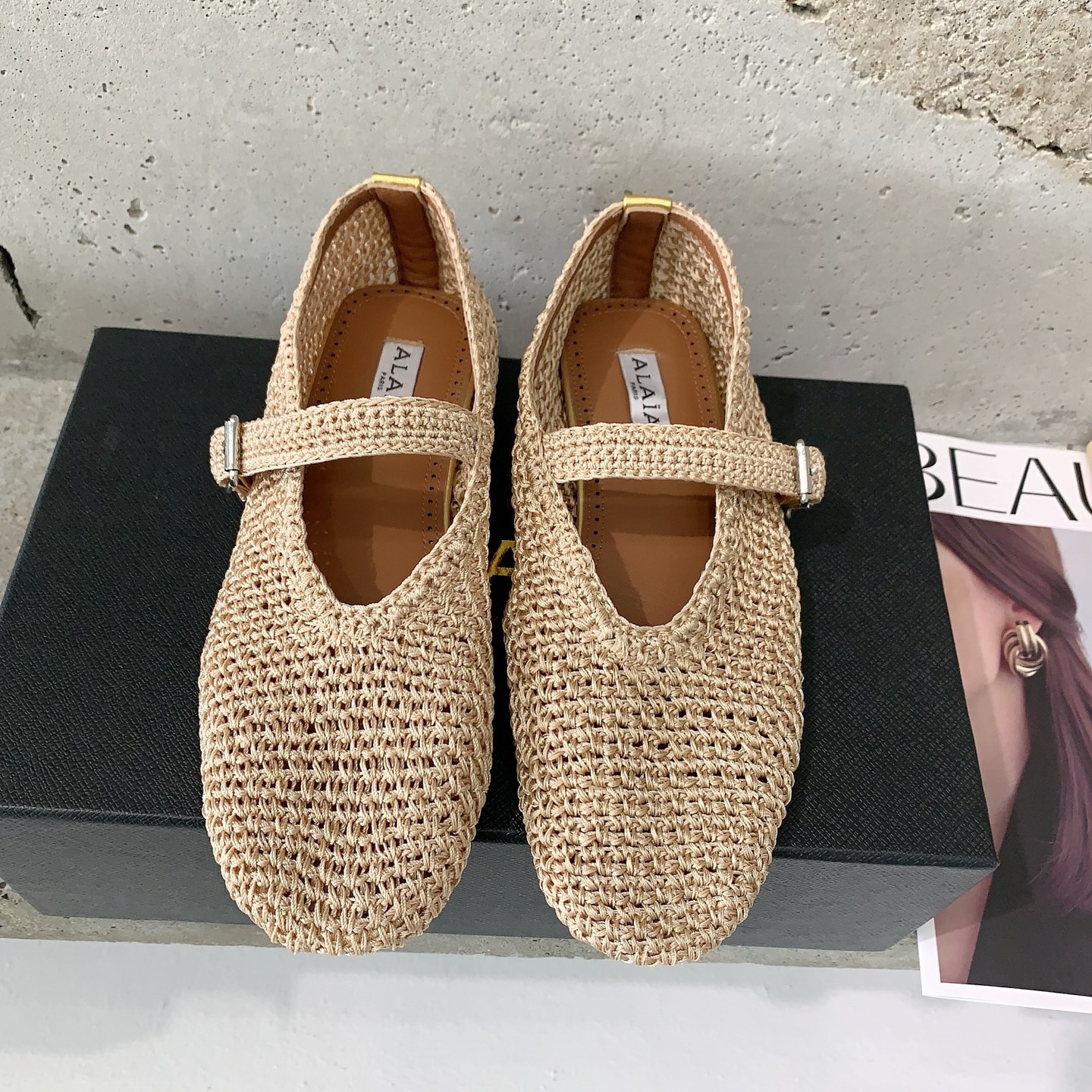 NO:232790,Alaia catwalk flat ballet shoes Zhang Xiaohui is the same sweet and cool ballet style. A popular ballet shoes, romantic, charming, comfortable and versatile original customized fly-woven fabric, sheepskin footbed, private mold rubber non-slip sole, size 35-39# (40# customized non-return and exchange), ballet shoes, alaia, sheepskin19860909Alaia 走秀款平底芭蕾舞鞋章小蕙同款甜酷芭蕾风,人气超高的一款芭蕾舞鞋,浪漫又迷人舒适百搭原版订制飞织面料,羊皮垫脚,私模橡胶防滑大底,码数35-39#（40#订做不退换）,芭蕾舞鞋,alaia,sheepskin,Women's Shoes