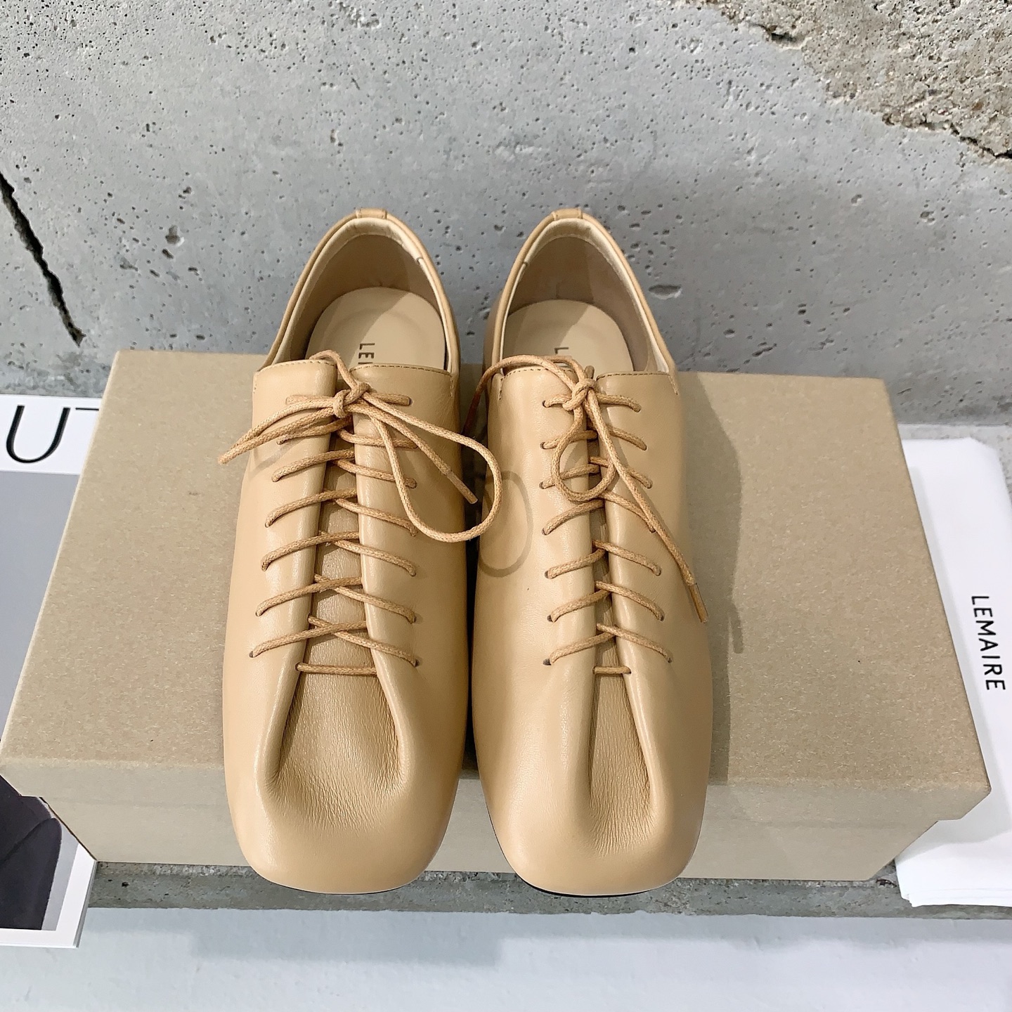 NO:232787,Lemaire's new spring and summer 2025 beautiful ballet shoes are engraved in the bones with minimalist and relaxed beauty as ever, comfortable and versatile versions of selected sheepskin fabric, cowhide, Italian leather outsole, size 35-40# (40# customized, non-return and exchange), ballet shoes, cowhide, sheepskin, Leather soles19860909Lemaire 2025春夏新款绝美芭蕾鞋刻在骨子里的极简松弛一如既往的美丽,舒适百搭对版甄选羊皮面料,牛皮内里,意大利真皮大底,码数35-40#（40#订做不退换）,芭蕾舞鞋,cowhide,sheepskin,Leather soles,Women's Shoes