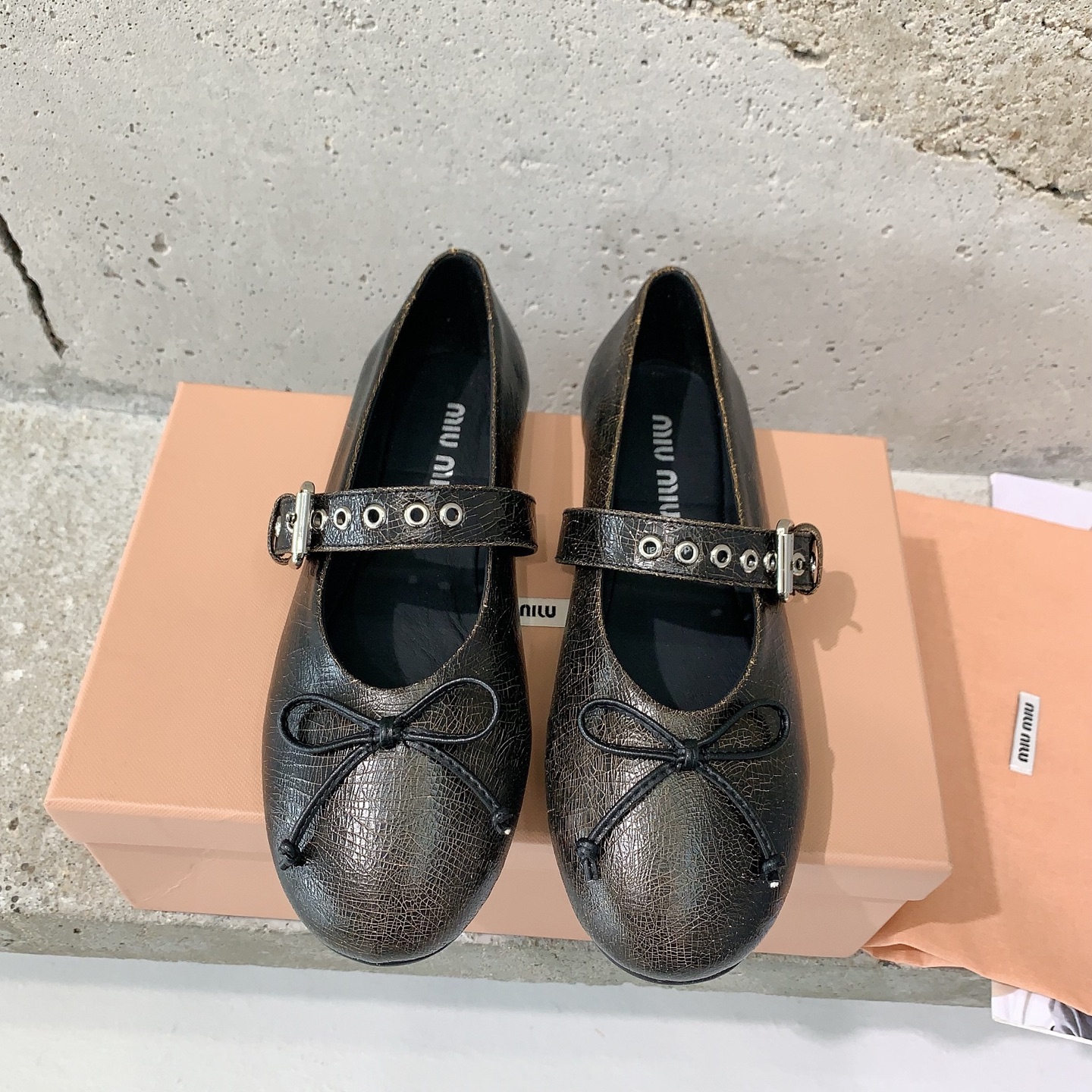 NO:232794,Miumi*2025 spring and summer new Mary Jane ballet shoes, full of high-end feel, this season's ballet shoes are really sweet again hitting the soft shoes of the girl's heart, super texture, and it makes people can't help dancing when wearing it Original 1:1 custom cowhide fabric, sheepskin footbed, private mold rubber non-slip wear-resistant sole, size 35-39# (40# customized no return or exchange), ballet shoes, miumiu, mary jane, cowhide, sheepskin19860909miumi*2025春夏新款玛丽珍芭蕾舞鞋,满满的高级感这一季的芭蕾舞鞋,真的好甜再次击中少女心柔软的鞋子,质感超强,穿上让人忍不住翩翩起舞原版1:1订制牛皮面料,羊皮垫脚,私模橡胶防滑耐磨大底,尺码35-39#（40#订做不退换）,芭蕾舞鞋,miumiu,mary jane,cowhide,sheepskin,Women's Shoes