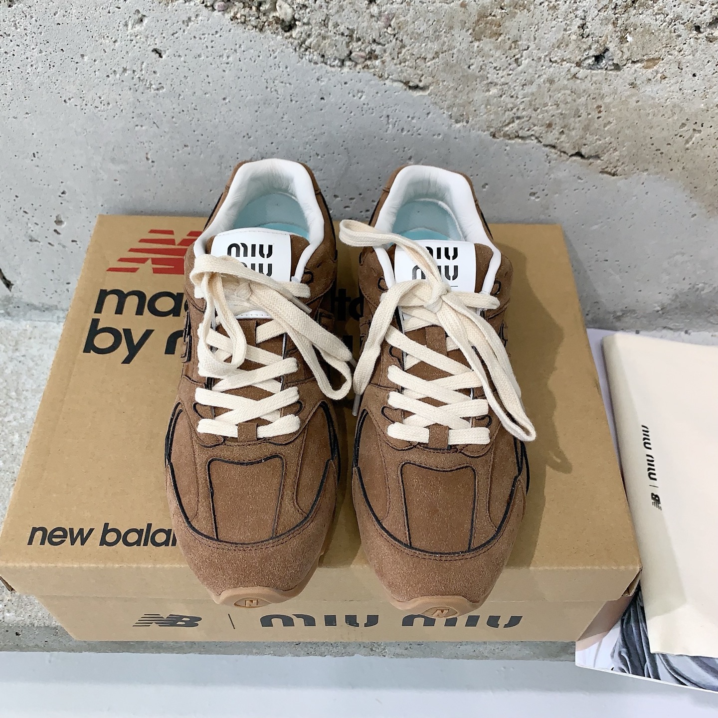 NO:232804,miu mi* new Balance co-branded 530 casual shoes with the popularity of 530 sports shoes. Happy shoes from Maillard can be matched in a minimalist retro literary style. It is also very light and light to match various socks. It shows the playful and elegant Miumiu ZP customized high mercerized Yangjing fabric, wool inner lining, private mold anti-slip wear-resistant rubber outsole, size 35-39# (40# customized no return or exchange), casual shoes/sports shoes, miumiu, sneakers, sheep, socks19860909miu mi* new Balance 联名530休闲鞋随着530运动鞋的大火来自美拉德的快乐鞋极简复古文艺的风格都能搭,搭各式的袜子也很赞轻巧,把miumiu的俏皮优雅展露无遗ZP订制高丝光羊京面料, 羊毛内里,私模防滑耐磨橡胶大底,码数35-39#（40#订做不退换）,休闲鞋/运动鞋,miumiu,sneakers,sheep,socks,Women's Shoes