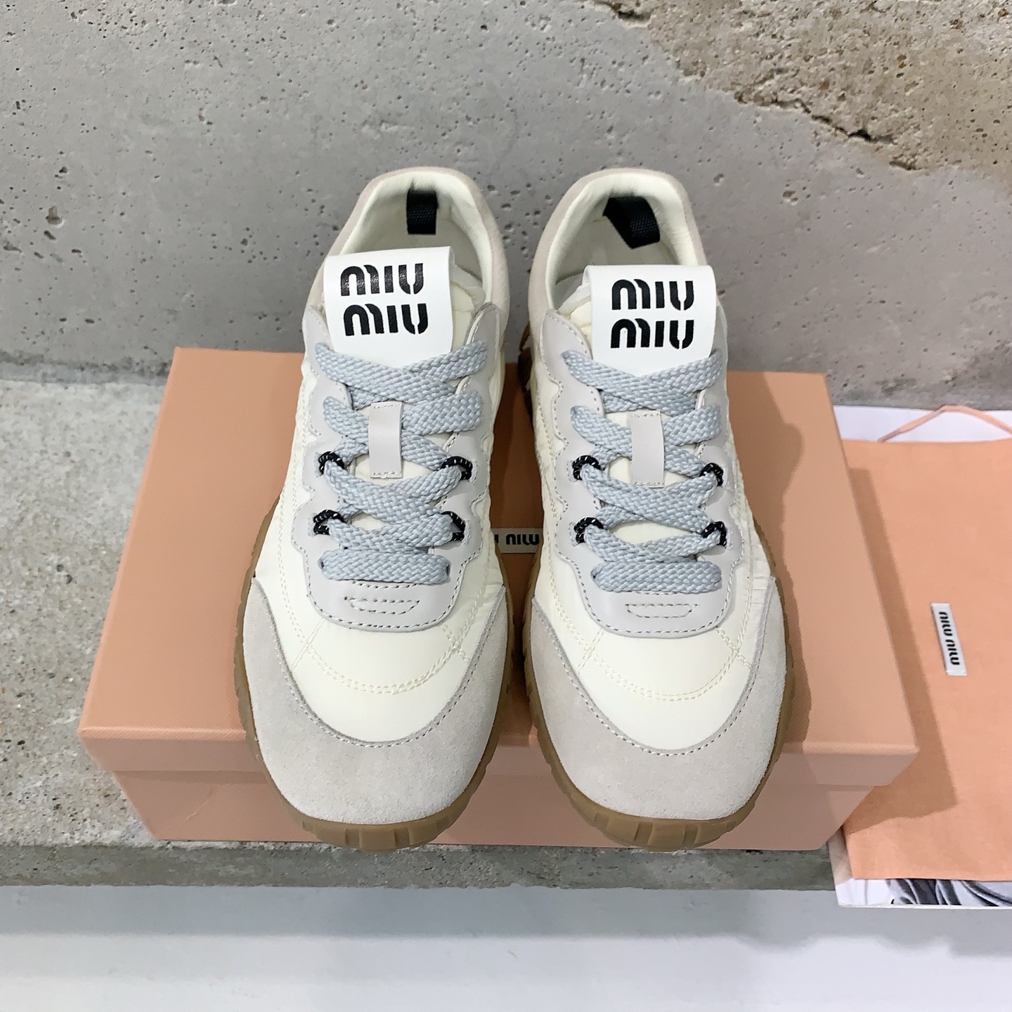 NO:232801,Miu Mi* new retro genius shoes can be matched in a minimalist retro literary style. It is also very nice to wear socks, making it easier to walk and more pleasant to enjoy the original 1:1 custom cowhide/technical fabric, sheepskin inner lining, size 35-39# (40# custom made without return), casual shoes/sports shoes, miumiu, sneakers, cowhide, sheepskin, socks19860909miu mi*新款复古德训鞋极简复古文艺的风格都能搭,搭各式的袜子也很赞轻巧,行走更轻松愉悦原版1:1订制牛皮/科技布面料, 羊皮内里,尺码35-39#（40#订做不退换）,休闲鞋/运动鞋,miumiu,sneakers,cowhide,sheepskin,socks,Women's Shoes
