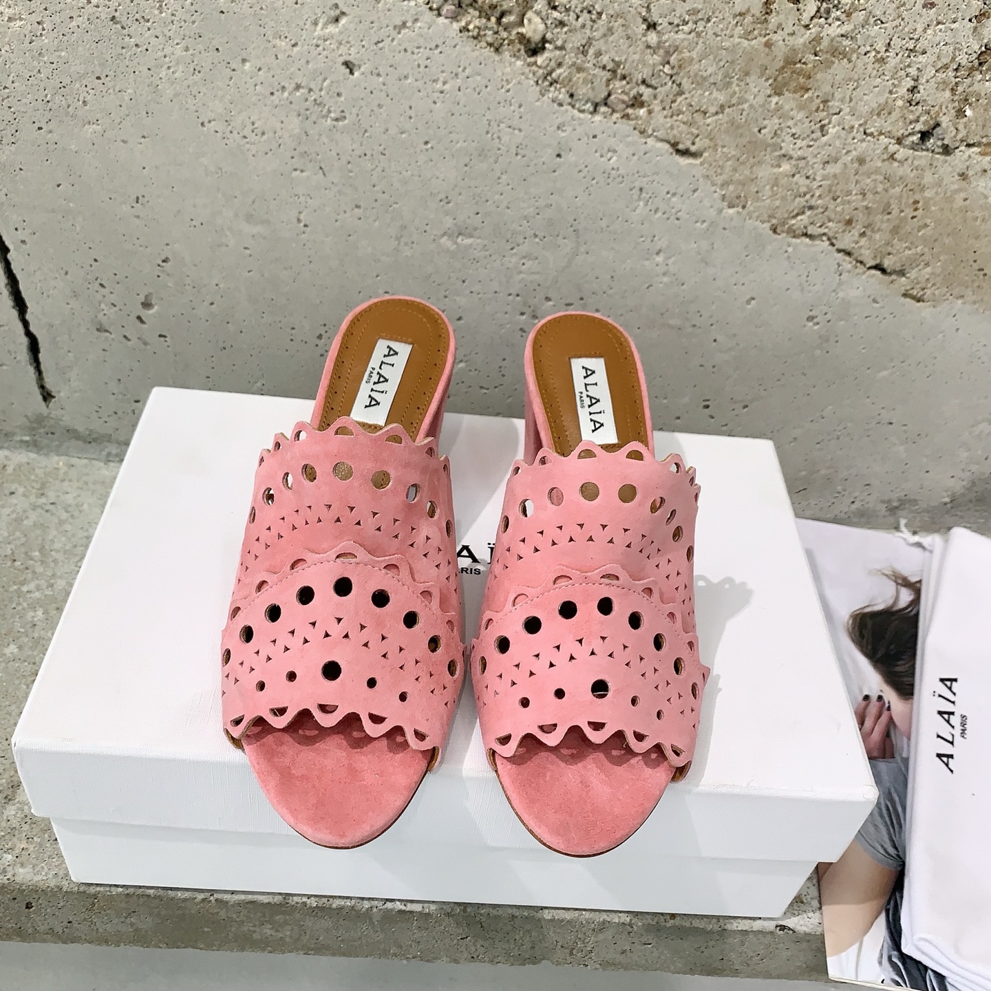 NO:232755,Alaia's new retro hollow high heel slippers treasure niche brand, the popular Alaia is purely handmade, beautiful on the tip of the heart, this pair of shoes can really be regarded as the finishing touch of any outfit, elegant and high-end, a must-have for fairies, original custom cowhide fabric, sheepskin lining, Italian imported genuine leather soles, size 35-39# (40# custom made without return), slippers, alaia, slippers, cowhide, sheepskin, Leather soles19860909Alaia 新款复古镂空高跟拖鞋宝藏小众品牌,人气超高的Alaia纯手工制作,美在心尖儿上这双鞋真的可以算是任何一套穿搭上的点睛之笔,优雅高级,仙女♀必备,原版订制牛皮面料,羊皮内里,意大利进口真皮大底,码数35-39#（40#订做不退换）,拖鞋,alaia,slippers,cowhide,sheepskin,Leather soles,Women's Shoes