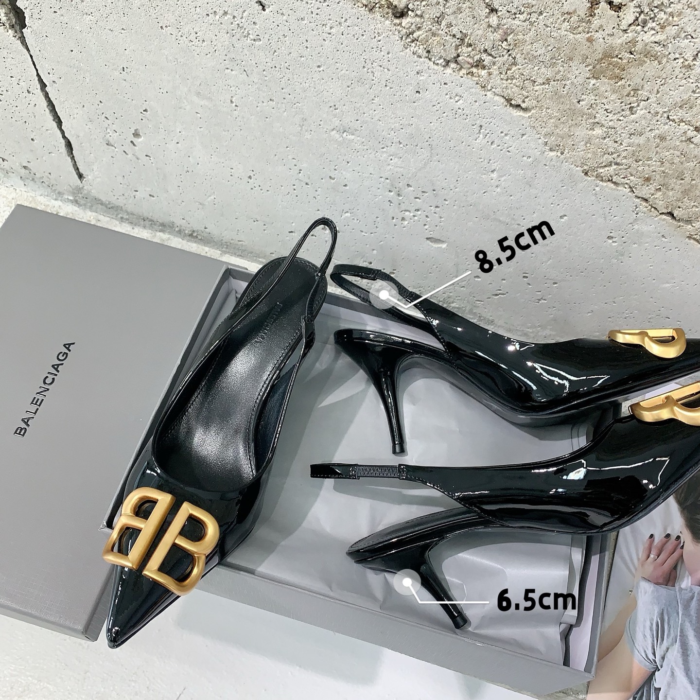 NO:226127,Single-shoe sandals BALENCIAGA* Spring and summer new double B-buckle pointed toe small high-heeled single shoes are fashionable and stylish, with a full trendy style original 1:1 customized imported patent leather cowhide, sheepskin lining, Italian imported genuine leather sole, heel height 6.5cm, 8.5cm, size 35-39# (40# can be customized without return and exchange), single-shoe sandals, balenciaga, sandals, cowhide, sheepskin, Leather soles19860909批单鞋凉鞋 BALENCIAGA* 春夏新品双B扣尖头小高跟单鞋时髦有型,十足的潮流范儿原版1:1订制进口漆皮牛皮,羊皮内里,意大利进口真皮大底,跟高6.5cm、8.5cm,尺码35-39#（40#可订做不退换）,单鞋凉鞋,balenciaga,sandals,cowhide,sheepskin,Leather soles,Women's Shoes