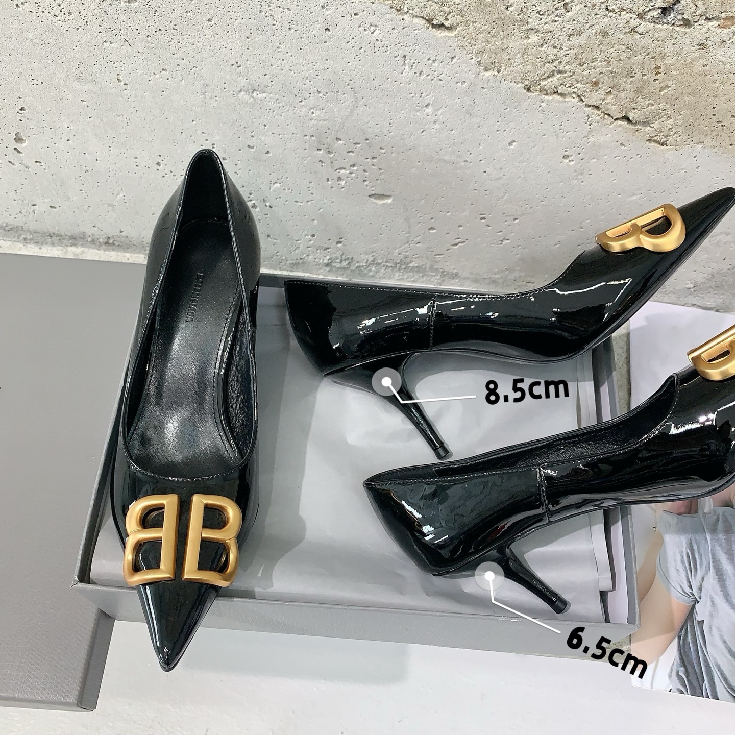 NO:226131,Single-shoe sandals BALENCIAGA* Spring and summer new double B-buckle pointed toe small high-heeled single shoes are fashionable and stylish, with a full trendy style original 1:1 customized imported patent leather cowhide, sheepskin lining, Italian imported genuine leather sole, heel height 6.5cm, 8.5cm, size 35-39# (40# can be customized without return and exchange), single-shoe sandals, balenciaga, sandals, cowhide, sheepskin, Leather soles19860909批单鞋凉鞋 BALENCIAGA* 春夏新品双B扣尖头小高跟单鞋时髦有型,十足的潮流范儿原版1:1订制进口漆皮牛皮,羊皮内里,意大利进口真皮大底,跟高6.5cm、8.5cm,尺码35-39#（40#可订做不退换）,单鞋凉鞋,balenciaga,sandals,cowhide,sheepskin,Leather soles,Women's Shoes