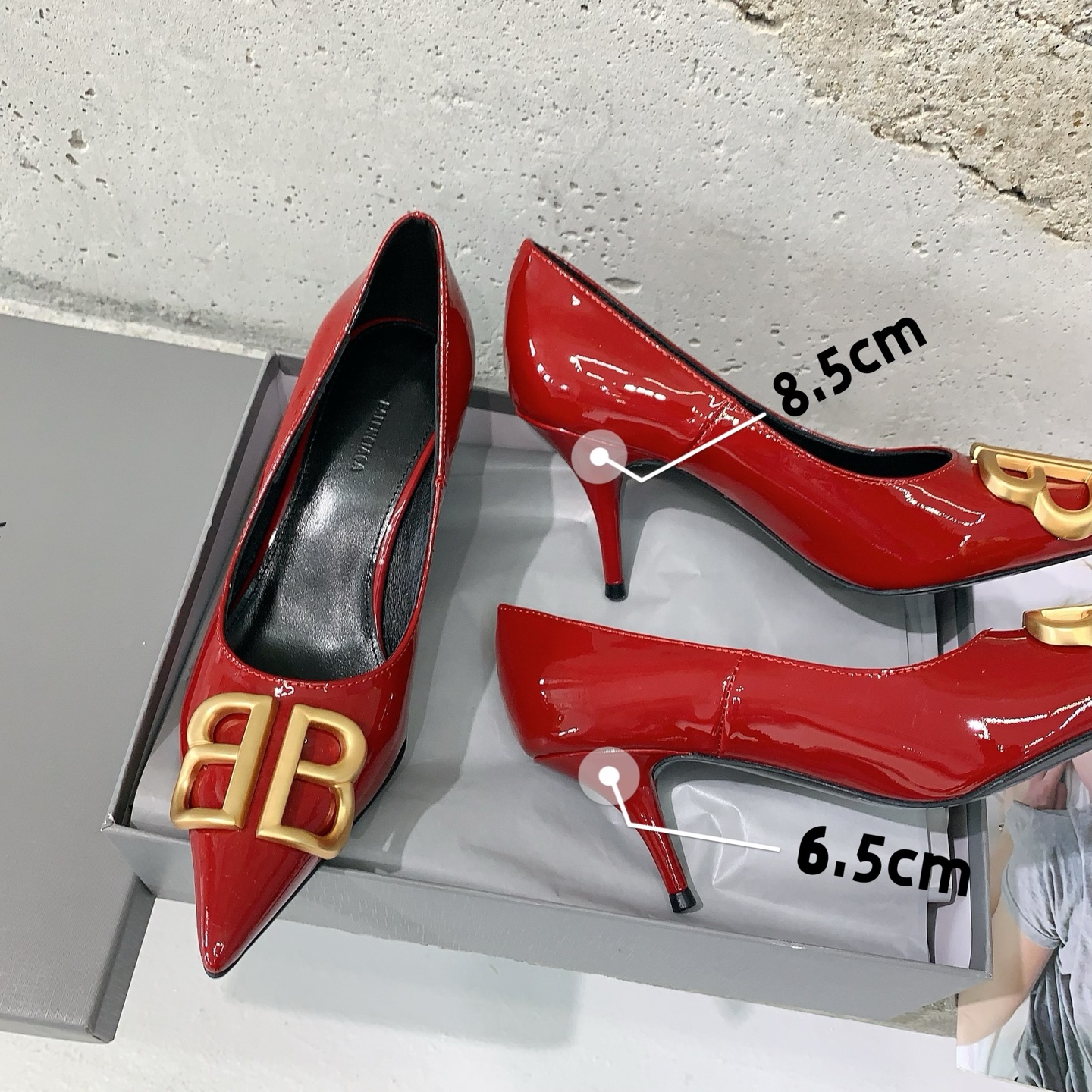 NO:226135,Single-shoe sandals BALENCIAGA* Spring and summer new double B-buckle pointed toe small high-heeled single shoes are fashionable and stylish, with a full trendy style original 1:1 customized imported patent leather cowhide, sheepskin lining, Italian imported genuine leather sole, heel height 6.5cm, 8.5cm, size 35-39# (40# can be customized without return and exchange), single-shoe sandals, balenciaga, sandals, cowhide, sheepskin, Leather soles19860909批单鞋凉鞋 BALENCIAGA* 春夏新品双B扣尖头小高跟单鞋时髦有型,十足的潮流范儿原版1:1订制进口漆皮牛皮,羊皮内里,意大利进口真皮大底,跟高6.5cm、8.5cm,尺码35-39#（40#可订做不退换）,单鞋凉鞋,balenciaga,sandals,cowhide,sheepskin,Leather soles,Women's Shoes