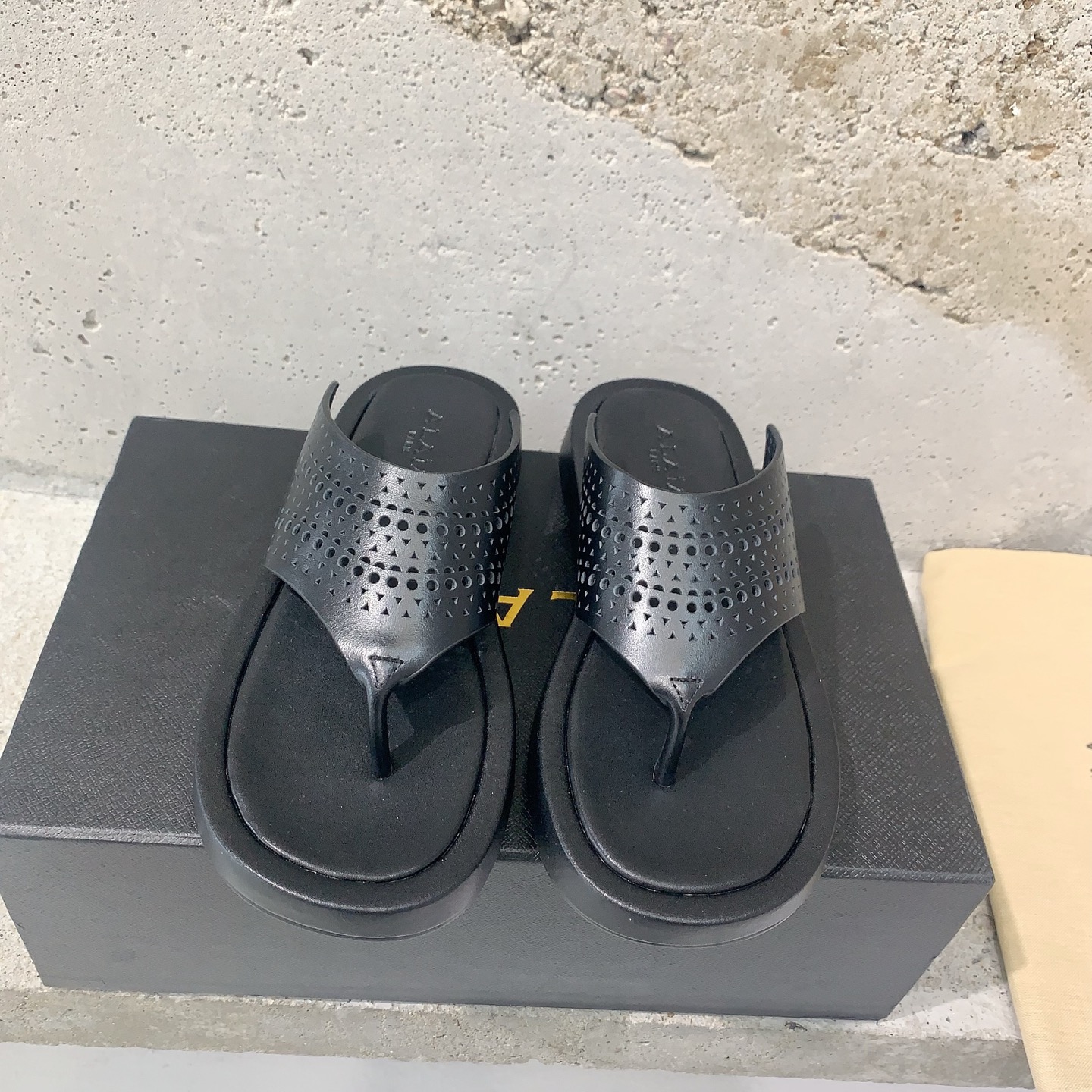 NO:232786,Alaia's new retro hollow toe slippers treasure niche brand, the popular Alaia is purely handmade, beautiful on the tip of the heart, this pair of shoes can really be regarded as the finishing touch of any outfit, elegant and high-end, a must-have for fairies, original custom cowhide fabric, sheepskin lining, Italian imported genuine leather soles, size 35-39# (40# custom made without return or exchange), split-toed shoes, alaia, slippers, cowhide, sheepskin, Leather soles19860909Alaia 新款复古镂空夹趾拖鞋宝藏小众品牌,人气超高的Alaia纯手工制作,美在心尖儿上这双鞋真的可以算是任何一套穿搭上的点睛之笔,优雅高级,仙女♀必备,原版订制牛皮面料,羊皮内里,意大利进口真皮大底,码数35-39#（40#订做不退换）,分趾鞋,alaia,slippers,cowhide,sheepskin,Leather soles,Women's Shoes