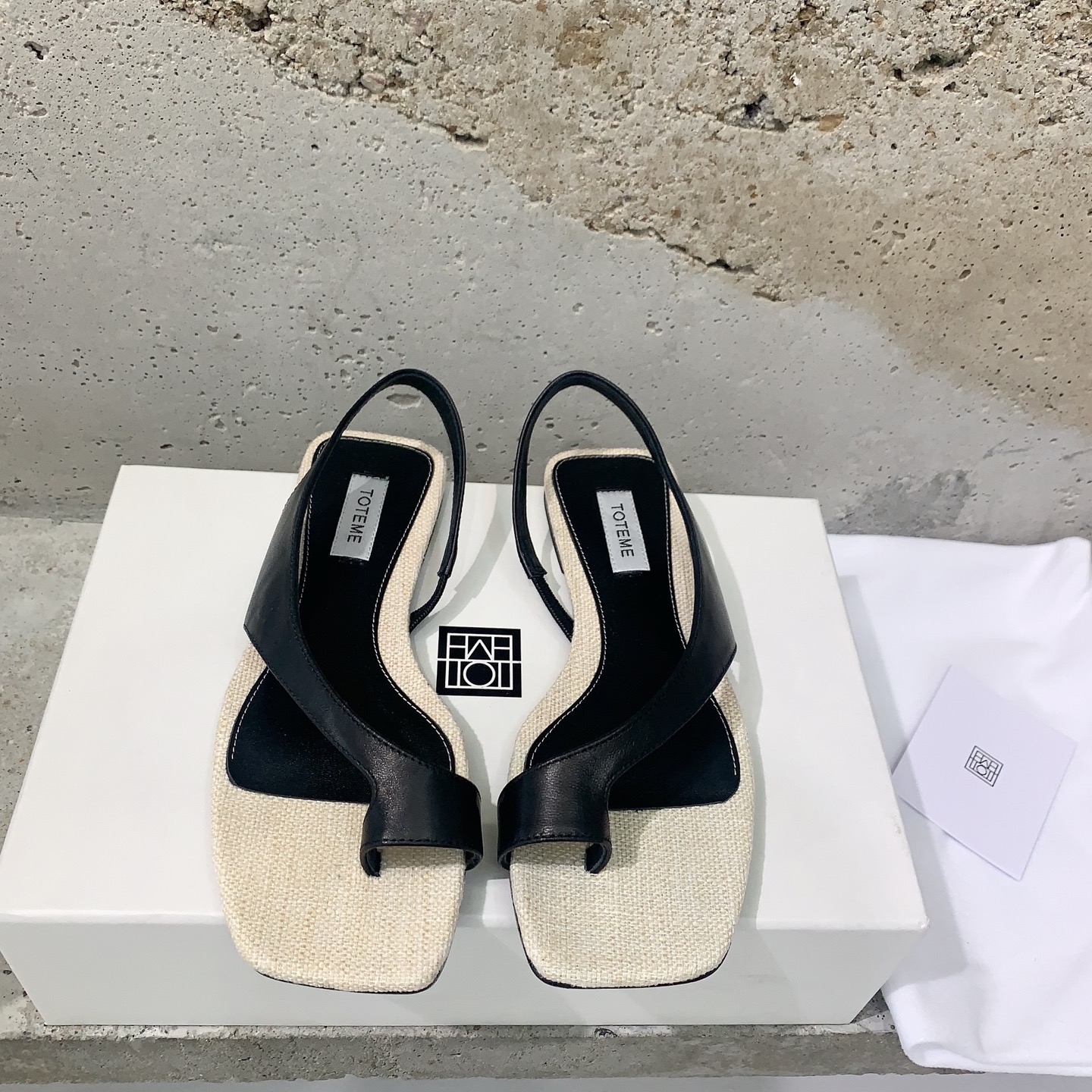 NO:232792,totem*2025 minimalist style treasure toe sandals have a minimalist, called toteme simple and neat lines. The overall look is super high-end, and the fashionable feel is all over the pair of high merceration/cowhide fabric, sheepskin lining, Italian imported leather sole, size 35-39# (40# customized, non-return and exchange), split-toed shoes, sandals, cowhide, sheepskin, Leather soles19860909totem*2025极简风宝藏夹趾凉鞋有一种极简,叫做toteme简单利落的线条,整体看上去超级高级,时髦感一下子就拉满对版高丝光/牛皮面料,羊皮内里,意大利进口真皮大底,尺码35-39#（40#订做不退换）,分趾鞋,sandals,cowhide,sheepskin,Leather soles,Women's Shoes