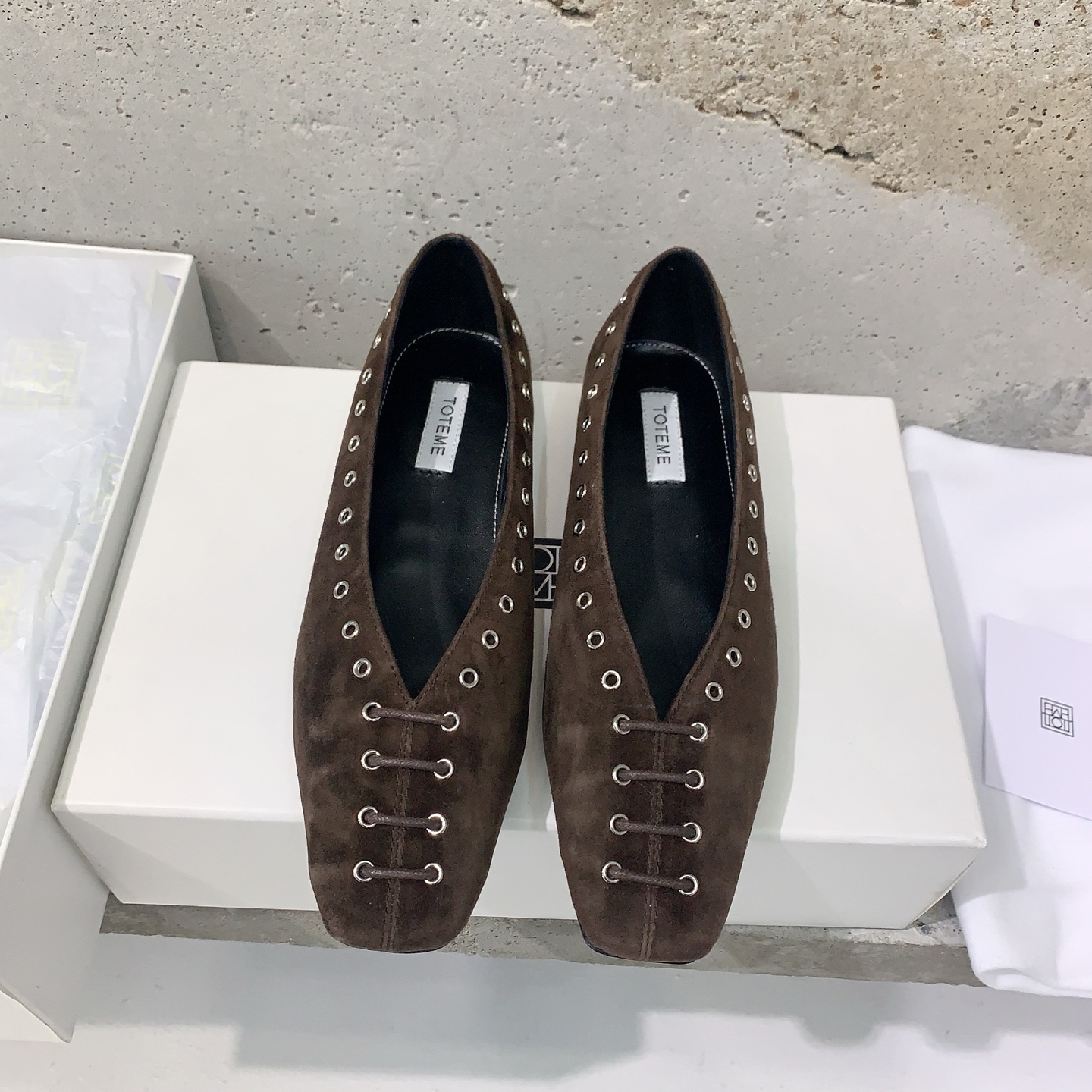NO:232799,Totem* 2025 new loafers cloud-like soft loafers are so simple and neat, elegant and capable to meet daily needs, sincerely recommended version of Gao Mercury Yangjing fabric, sheepskin lining, Italian imported leather sole, size 35-39# (40# customized without return or exchange), loafers, loafers, sheepskin, sheep, Leather soles19860909Totem* 2025新款乐福鞋云朵般柔软乐福鞋太了简洁利落,优雅不失干练满足日常所需真心推荐对版高丝光羊京面料,羊皮内里,意大利进口真皮大底,码数35-39#（40#订做不退换）,乐福鞋,loafers,sheepskin,sheep,Leather soles,Women's Shoes