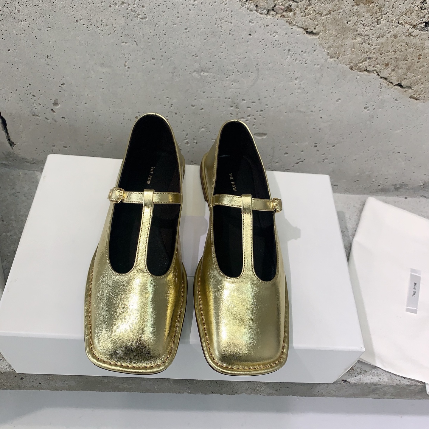 NO:232779,Therow 2025 spring and summer new Mary Jane leather shoes have to be the simple style. The row comes with a fashionable filter simple but not mediocre at all. The versatile item looks good and the feeling is very the same. The cowhide fabric, sheepskin inner lining, private mold rubber wear-resistant and non-slip sole, size 35-39# (40# customized without return or exchange), ballet shoes, mary jane, cowhide, sheepskin19860909Therow 2025春夏新款玛丽珍小皮鞋极简风还得是the row ,自带时髦滤镜简约却丝毫不平庸,百搭单品谁穿谁好看很therow的感觉对版牛皮面料,羊皮内里,私模橡胶耐磨防滑大底,码数35-39#（40#订做不退换）,芭蕾舞鞋,mary jane,cowhide,sheepskin,Women's Shoes