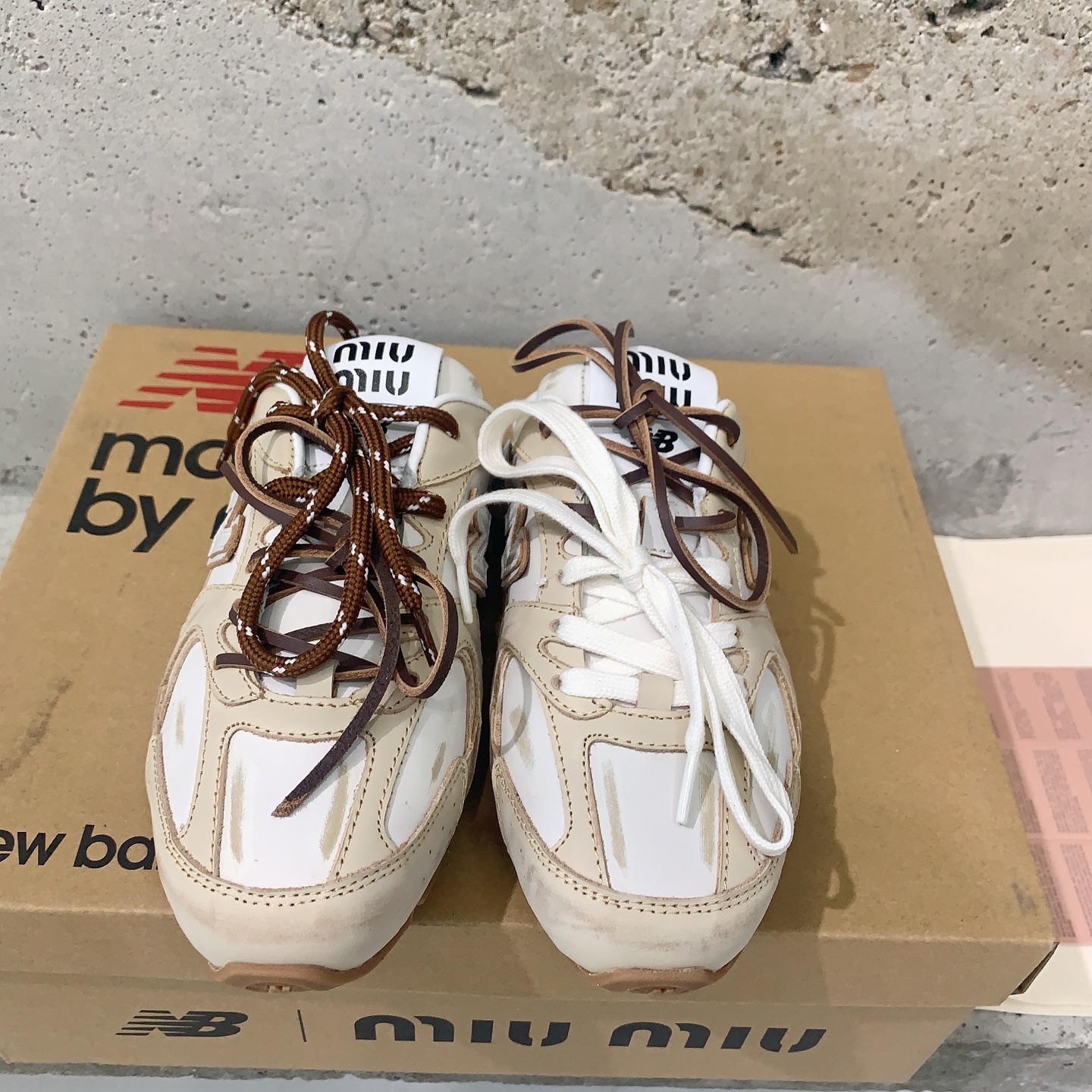 NO:232767,miu mi* new Balance joint catwalk semi-drag with the fire of 530 sneakers, welcoming the latest summer style. Happy shoes from Maillard can be matched in a minimalist retro literary style. It is also very nice and lightweight to match various socks. It shows the playful and elegant Miumiu fully ZP custom cowhide/fabric, cowhide inner lining, private mold anti-slip wear-resistant rubber outsole, size 35-39# (40# custom made without return), semi-drag, miumiu, sneakers, cowhide, socks19860909miu mi* new Balance 联名走秀款半拖随着530运动鞋的大火,迎接夏日的最新款,来自美拉德的快乐鞋极简复古文艺的风格都能搭,搭各式的袜子也很赞轻巧,把miumiu的俏皮优雅展露无遗ZP订制牛皮/面料, 牛皮内里,私模防滑耐磨橡胶大底,码数35-39#（40#订做不退换）,半拖,miumiu,sneakers,cowhide,socks,Women's Shoes