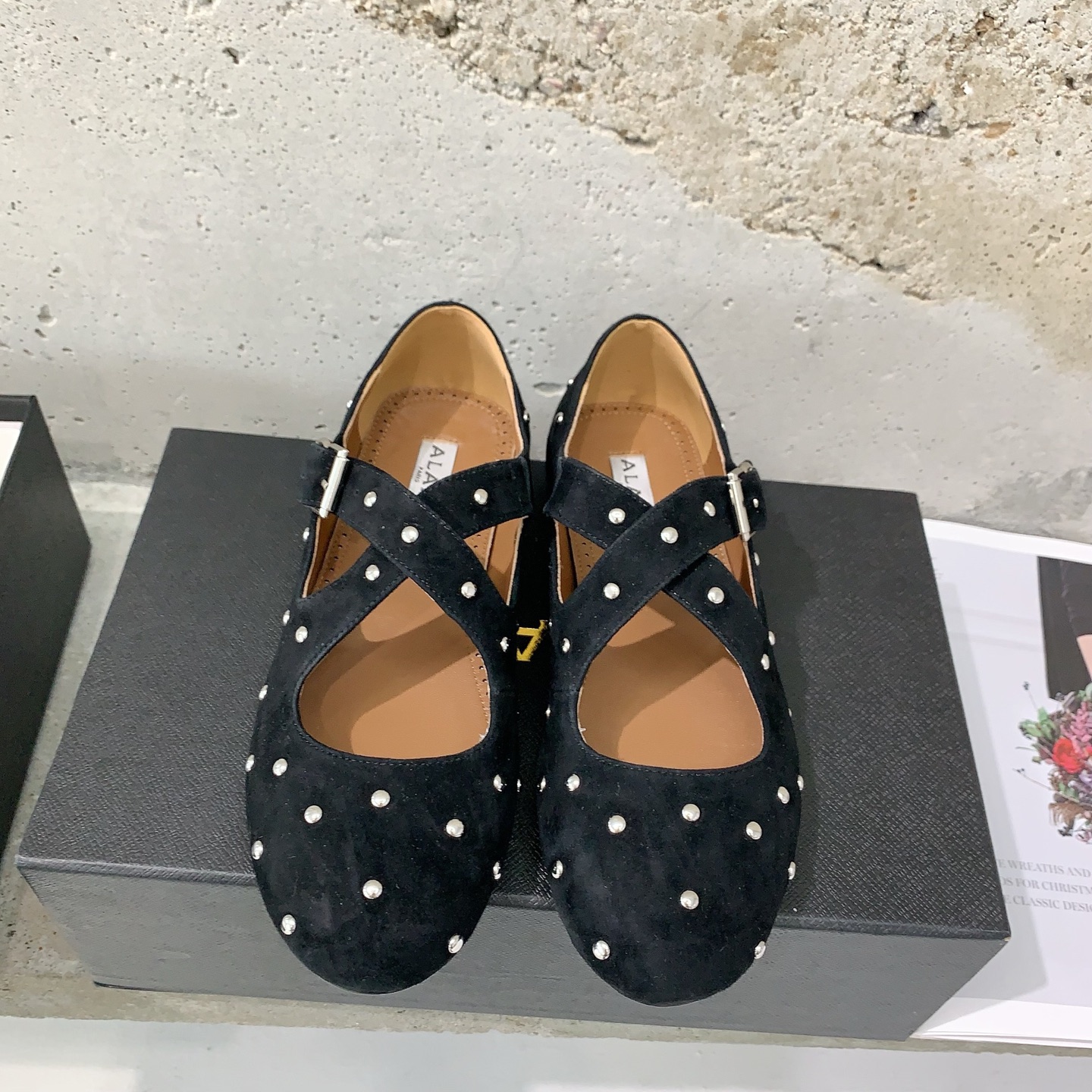 NO:232785,Alaia catwalk flat ballet shoes Zhang Xiaohui is the same sweet and cool ballet style. A popular ballet shoes, romantic, charming, comfortable and versatile original custom cowhide/Yangjing/silk fabric, sheepskin inner lining, private mold rubber non-slip sole, size 35-39# (40# customized without return) rivets cloth surface, ballet shoes, alaia, cowhide, sheepskin, real silk, sheep19860909Alaia 走秀款平底芭蕾舞鞋章小蕙同款甜酷芭蕾风,人气超高的一款芭蕾舞鞋,浪漫又迷人舒适百搭原版订制牛皮/羊京/真丝布面料,羊皮内里,私模橡胶防滑大底,码数35-39#（40#订做不退换） 铆钉 布面,芭蕾舞鞋,alaia,cowhide,sheepskin,real silk,sheep,Women's Shoes