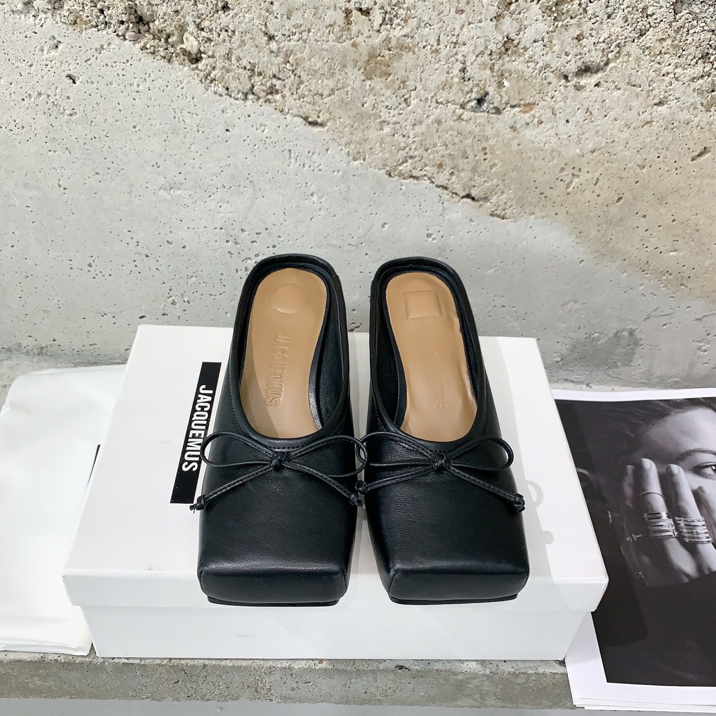 NO:232769,Jacquemus The popular square toe design of the Jacquemus early spring style is unique in the collision with the fennel style. The playful, cute, fashionable and beautiful bow decoration is very girlish. The overall daily outfit is very fashionable. The right version of sheepskin fabric, sheepskin lining, Italian imported leather soles, size 35-39# (40# customized, no return or exchange) leather surface, fabric, semi-torch, sheepskin, Leather soles19860909Jacquemus 早春新款方头鞋流行的方头设计和茴蕾风碰撞则个性,俏皮可爱时尚好看蝴蝶结装饰很有少女感,整体日常穿搭非常洋气就对了对版羊皮面料,羊皮内里,意大利进口真皮大底,码数35-39#（40#订做不退不换) 皮面 布面,半拖,sheepskin,Leather soles,Women's Shoes