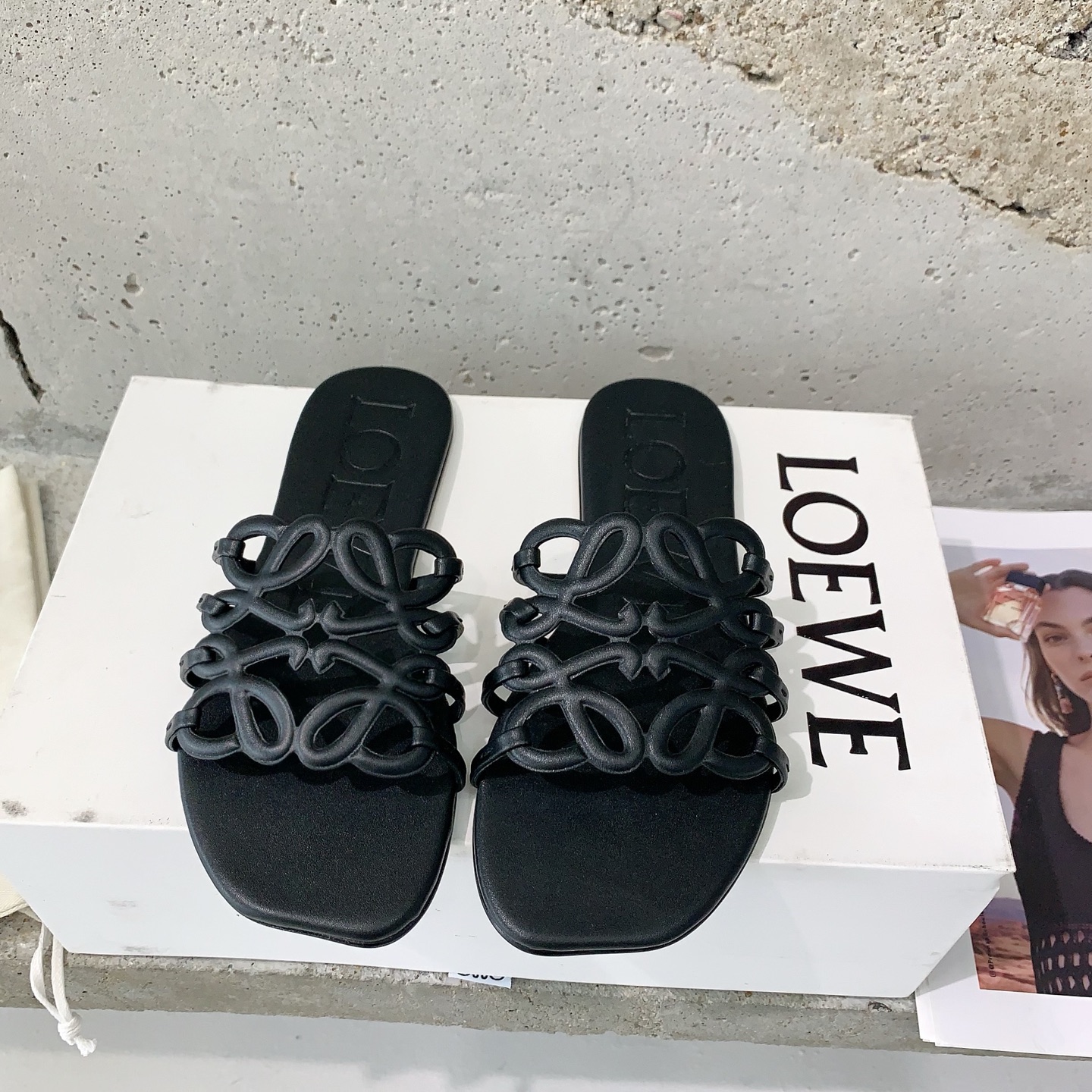 NO:232764,LOEW*25 spring and summer new slippers are unique in shape, comfortable and visible to the naked eye, lazy and casual yet elegant, cowhide fabric, sheepskin lining, imported Italian leather sole, size 35-39# (40# customized, no return or exchange), slippers, loewe, slippers, cowhide, sheepskin, Leather soles19860909LOEW*25春夏新款拖鞋拖造型别致,舒适度肉眼可见,慵懒随性又不失优雅对版牛皮面料,羊皮内里,意大利进口真皮大底,码数35-39#（40#订做不退换）,拖鞋,loewe,slippers,cowhide,sheepskin,Leather soles,Women's Shoes