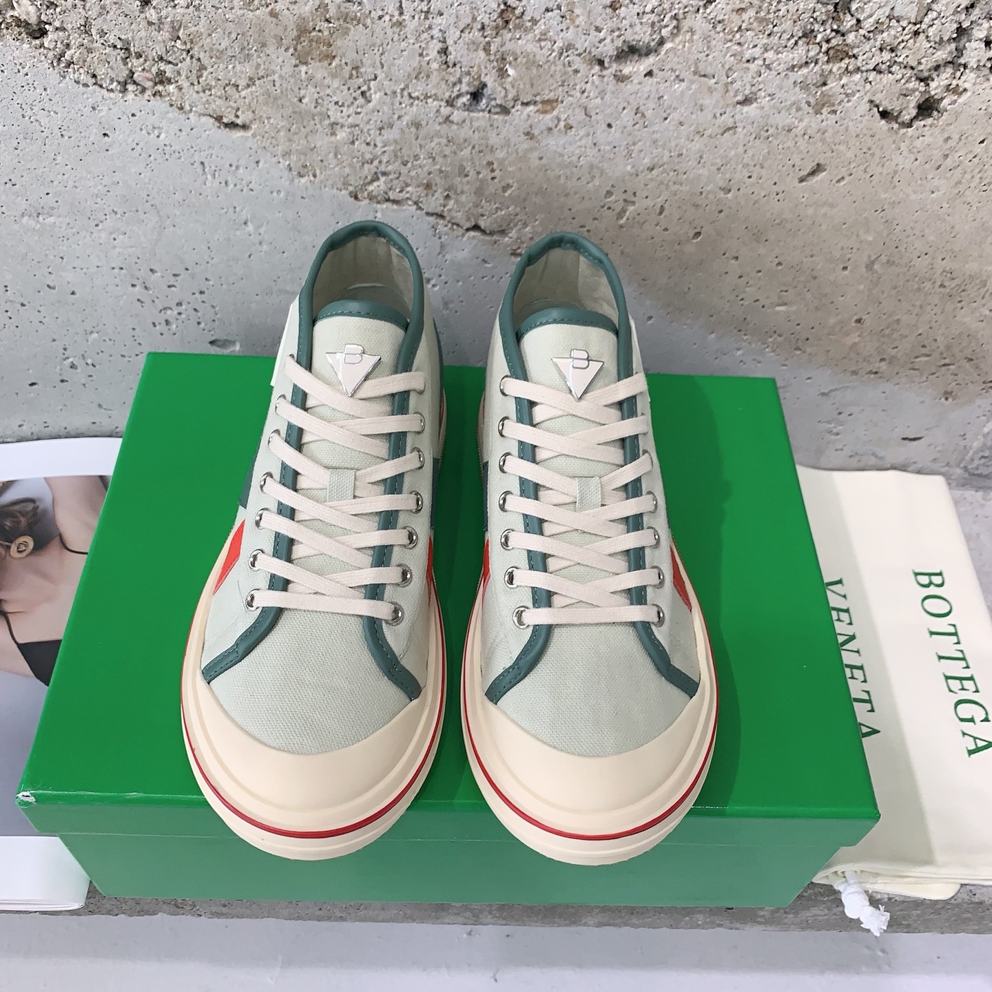 NO:232805,BOTTEG*A VENET**2025 new retro canvas shoes, who is confused by whom, the sneakers are super high-quality, light and comfortable, and the fashionable feel is very strong. The high-density canvas fabric, cowhide footbed, private model TPU outsole, size 35-39# (40# customized, no return or exchange), casual shoes/sports shoes, bottega veneta, sneakers, cowhide19860909BOTTEG*A VENET**2025新款复古帆布鞋谁看谁迷糊的运动鞋,颜值超高轻便舒适,时髦感极强对版高密度帆布面料,牛皮垫脚,私模TPU大底,码数35-39#（40#订做不退换）,休闲鞋/运动鞋,bottega veneta,sneakers,cowhide,Women's Shoes