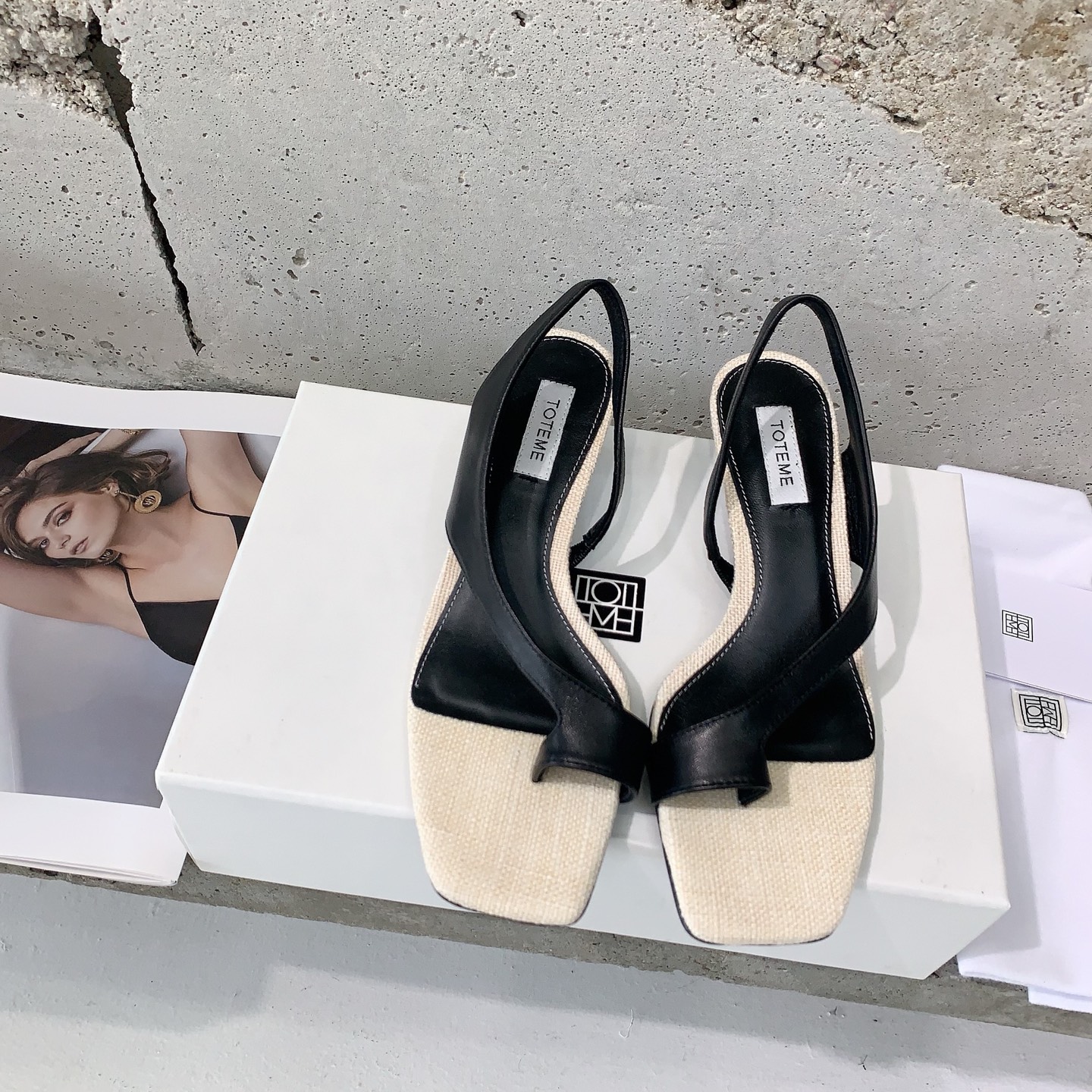 NO:232729,totem*2025 minimalist style treasure toe sandals have a minimalist, called toteme simple and neat lines. The overall look is super high-end, and the fashionable feel is all over the pair of high merceration/cowhide fabric, sheepskin inner lining, high flat sole, 4.5cm, imported genuine leather sole from Italy, size 35-39# (40# customized for non-return and exchange), sandals, sandals, cowhide, sheepskin, Leather soles19860909totem*2025极简风宝藏夹趾凉鞋有一种极简,叫做toteme简单利落的线条,整体看上去超级高级,时髦感一下子就拉满对版高丝光/牛皮面料,羊皮内里,跟高平底、4.5cm,意大利进口真皮大底,尺码35-39#（40#订做不退换）,凉鞋,sandals,cowhide,sheepskin,Leather soles,Women's Shoes
