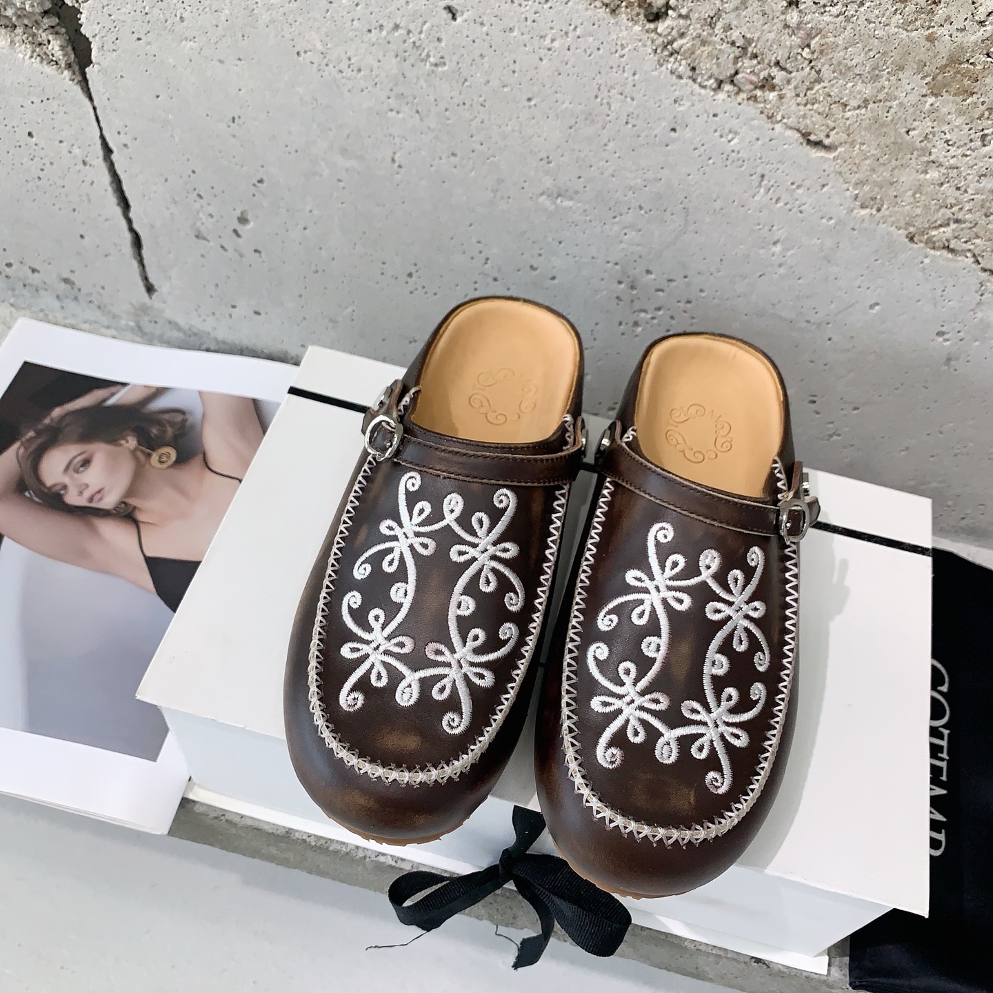 NO:232771,Cotemp 2025 spring and summer new embroidered Birkenstock shoes. The new cotemp Birkenstock shoes are here. Super exquisite, full of medieval feel, the shoe shape and color are great. The love of fashionista is not allowed to miss the slippers pairs of Gao Mercury Yangjing/cowhide fabric, water-dyed cowhide inner lining, private mold rubber wear-resistant and non-slip sole, size 35-39# (40# custom made no return or exchange), semi-drag, slippers, cowhide, sheep19860909Cotemp 2025春夏新款刺绣勃肯鞋期待很久的cotemp新品勃肯鞋来啦 超级精致,中古感满满,鞋型和颜色配合的太棒了,时髦精的挚爱不允许错过的拖鞋对版高丝光羊京/牛皮面料,水染牛皮内里,私模橡胶耐磨防滑大底,尺码35-39#（40#订做不退换）,半拖,slippers,cowhide,sheep,Women's Shoes