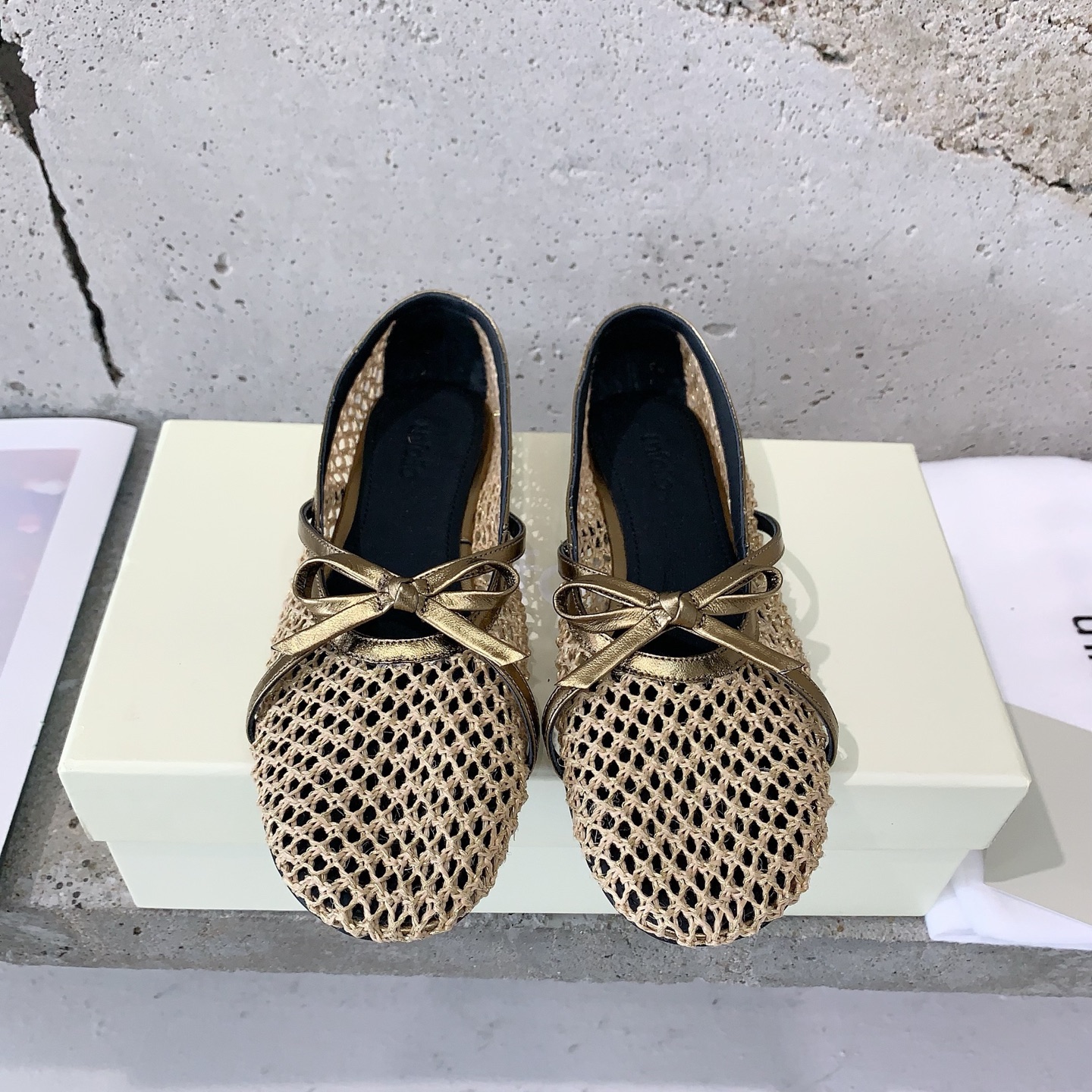 NO:232772,unfolio 25 early spring new bow woven ballet shoes, ballet shoes that can be regarded as the gods, old money style slack and full of retro dressing atmosphere knitted fabric, sheepskin lining, imported from Italy injection molding sole, size 35-39# (40# custom made without return) slippers single shoes, semi-trail, slippers, sheepskin19860909unfolio 25早春新款蝴蝶结编织芭蕾鞋,可以封神的芭蕾鞋,老钱风松弛感拉满 复古穿搭氛围对版针织面料,羊皮内里,意大利进口注塑大底,码数35-39#（40#订做不退换） 拖鞋 单鞋,半拖,slippers,sheepskin,Women's Shoes