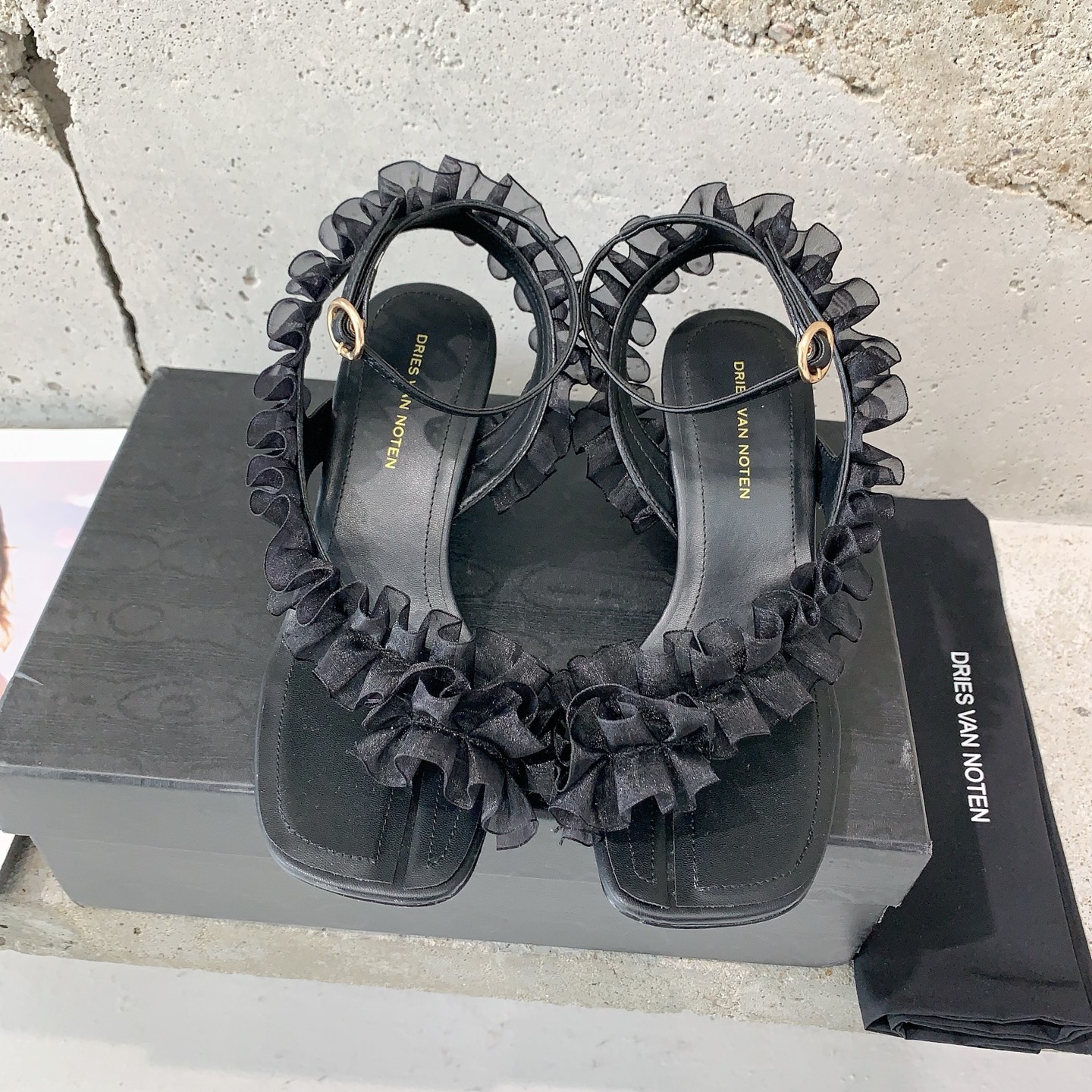 NO:232744,Dries Van Note*2025 spring and summer new catwalk style pleated beautiful fairy shoes, burst recommendation, full of luxury, this design is too beautiful, fashionable exquisite street fried single product version pure handmade pleated Organya cowhide fabric, sheepskin lining, imported Italian leather soles, size 35-39# (40# can be customized without return), sandals, sandals, cowhide, sheepskin, Leather soles19860909Dries Van Note*2025春夏新款走秀款褶皱绝美仙女♀鞋,炸裂推荐,贵气满满这设计也太美了,时髦精炸街单品对版纯手工褶皱欧根纱牛皮面料,羊皮内里,意大利进口真皮大底,码数35-39#（40#可订做不退换）,凉鞋,sandals,cowhide,sheepskin,Leather soles,Women's Shoes