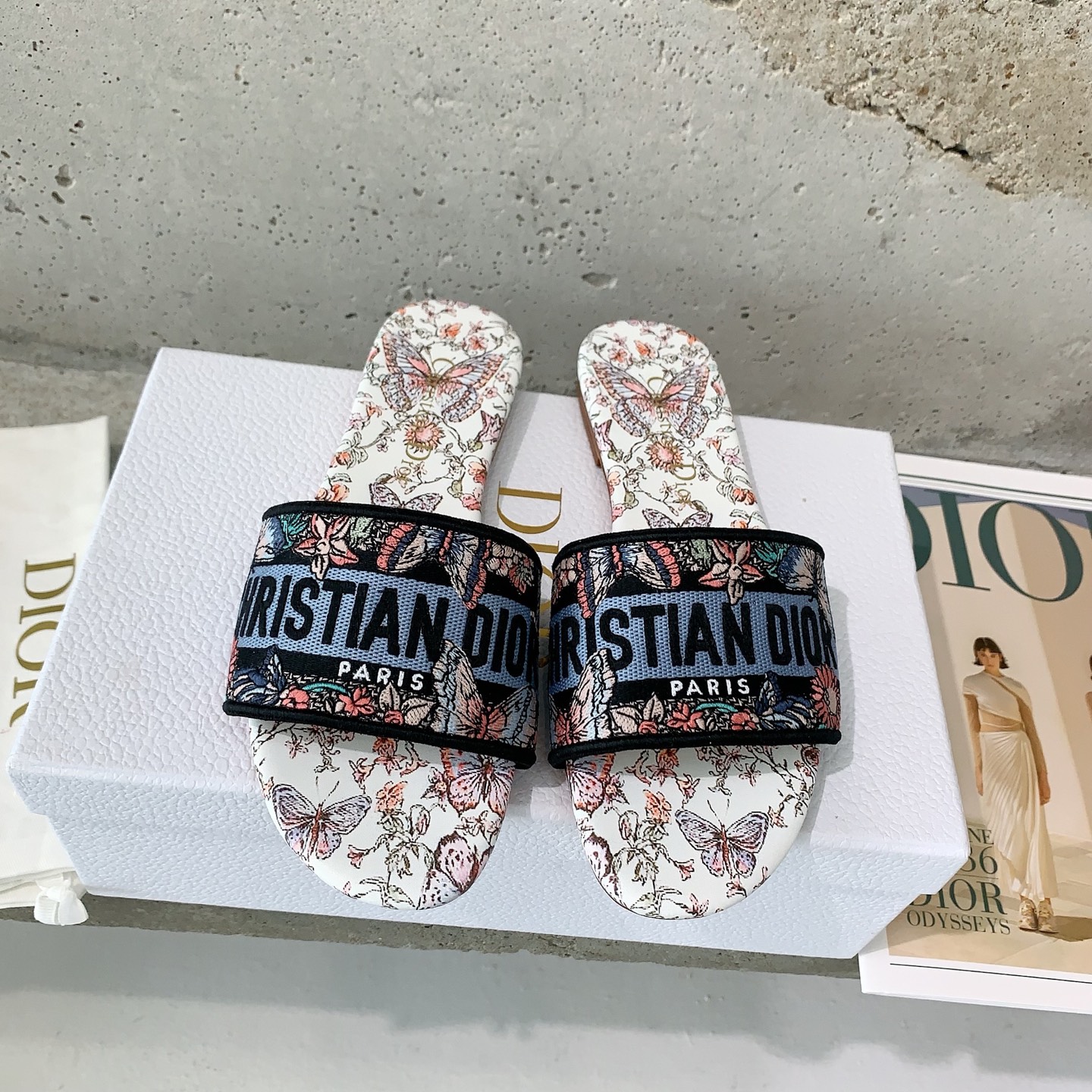 NO:227268,Dio* New color jacquard embroidery slippers are coming in full swing ♀As D family’s main presbyterian embroidery series, the counter is out of stock immediately as soon as it is new, the embroidery design has a three-dimensional and exquisite feeling, simple and generous, and is not picky at all, and can be held on any occasion. Exclusive high-version custom letter three-dimensional embroidery upper, high-density electric embroidery craftsmanship, sheepskin lining, Italian imported leather soles, size 35-39# (40.41.42# customized without return) Flat sole mid-heel, slippers, dior, dior, slippers, sheepskin, Leather soles19860909Dio* 新增色提花刺绣拖鞋火爆来袭♀作为D家主打款老花刺绣系列,专柜一出新就立马断货,刺绣设计有立体感非常精致,简单大方,完全不挑人,任何场合都能hold住,独家高版订制字母立体刺绣鞋面,高密度电绣工艺,羊皮内里,意大利进口真皮大底,尺码35-39#（40.41.42#订做不退换） 平底 中跟,拖鞋,dior,dior,slippers,sheepskin,Leather soles,Women's Shoes