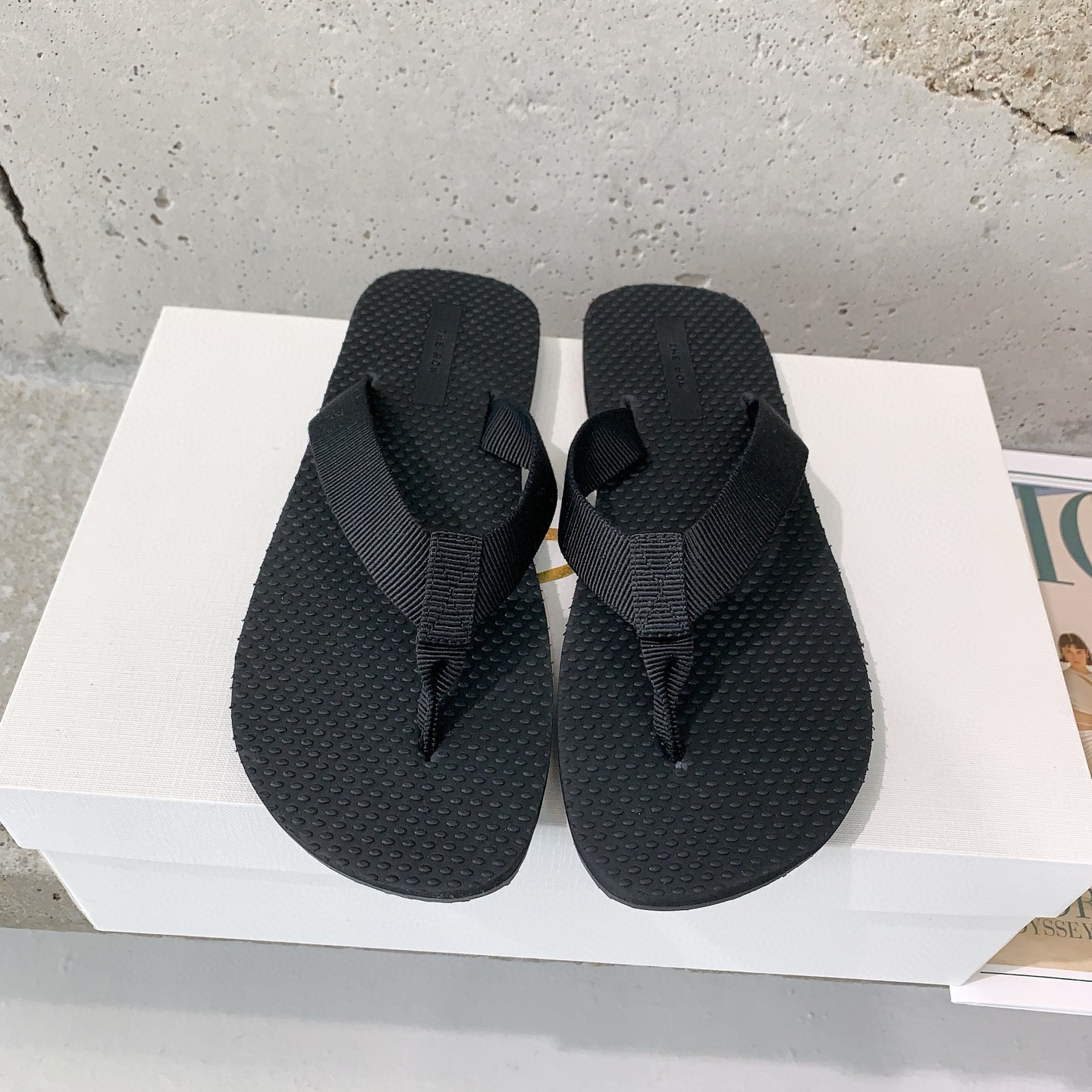 NO:227265,The row 2025 spring and summer new clip-toe slippers in hot summer, whether it is going on vacation or shopping, flip flops are simply a must-have item for lazy people, versatile, no mistakes, walking is easier and more pleasant, enjoy the cool summer size 35-39# (40# customized, no return or exchange), split-toe shoes, slippers19860909The row 2025春夏新款夹趾拖鞋炎炎夏日不管是去度假还是逛街,人字拖简直就是懒人必备单品百搭不出错,行走更轻松愉悦,享受清凉一夏码数35-39#（40#订做不退换）,分趾鞋,slippers,Women's Shoes