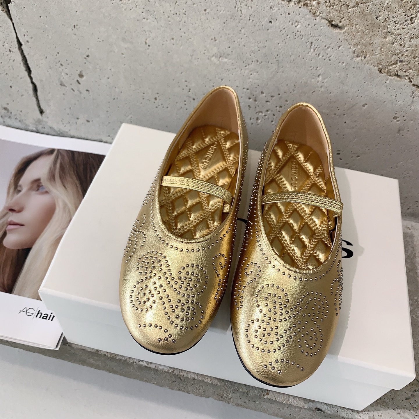 NO:227276,ORINOUS25 spring and summer new heavy industry shoes classic ballet shoe combination with modern metal beads, making people unforgettable. Lazy and fashionable. Wear beautiful shoes together in spring and summer. Trendy is your own version of cowhide fabric, sheepskin inner, version private model outsole, size 35-39# (40# customized, no return or exchange), ballet shoes, cowhide, sheepskin19860909ORINOUS25春夏新款重工鞋经典芭蕾鞋型与摩登金属钉珠相结合,让人过目不忘 慵懒时髦,春夏一起穿漂亮的鞋子吧弄潮儿就是你自己对版牛皮面料,羊皮内里,对版私模大底,码数35-39#（40#订做不退换）,芭蕾舞鞋,cowhide,sheepskin,Women's Shoes