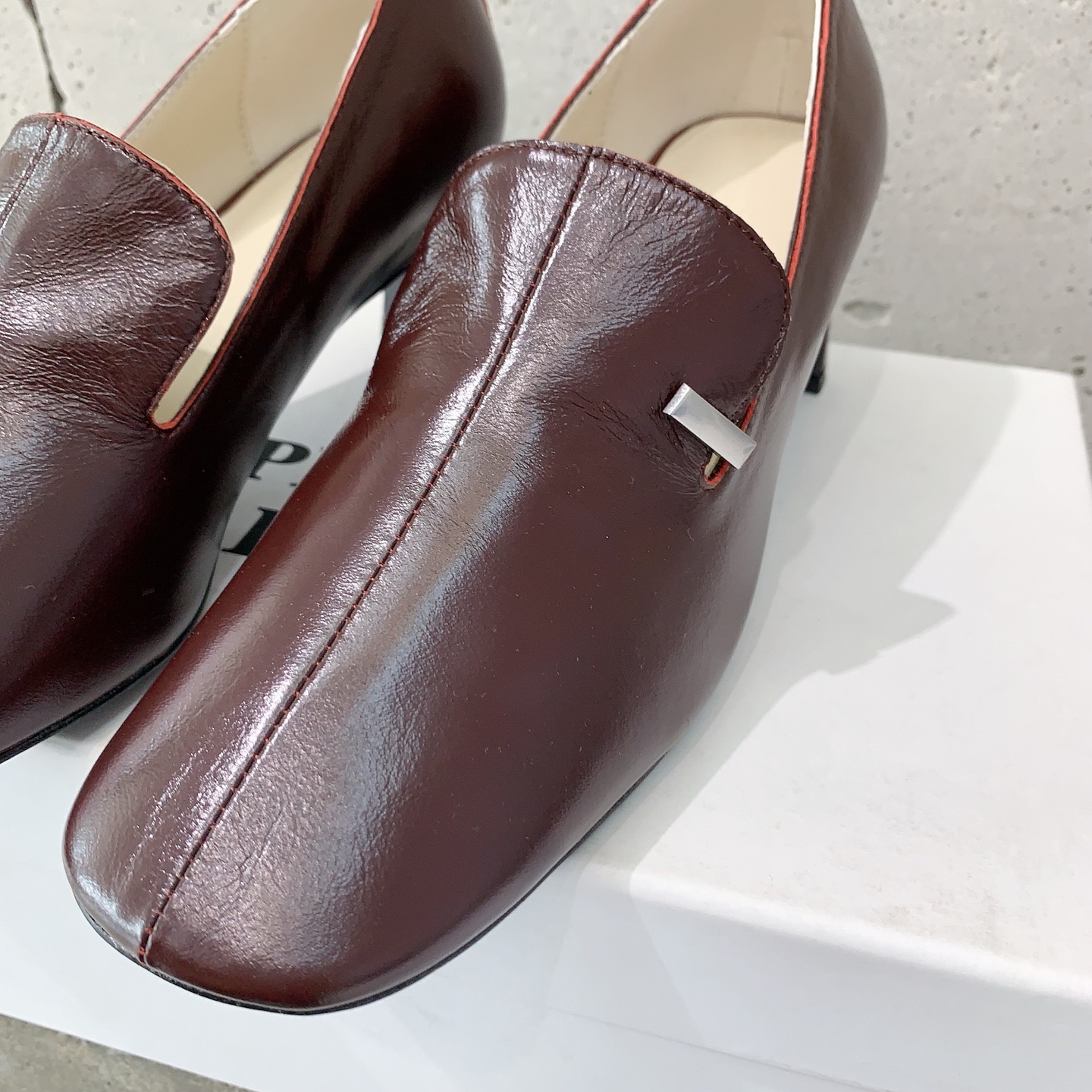 
PHOEBE PHILO✨2025早春新款高跟鞋👠简单的线条和低调的色彩，简约硬朗大女主风🤩时尚通勤两