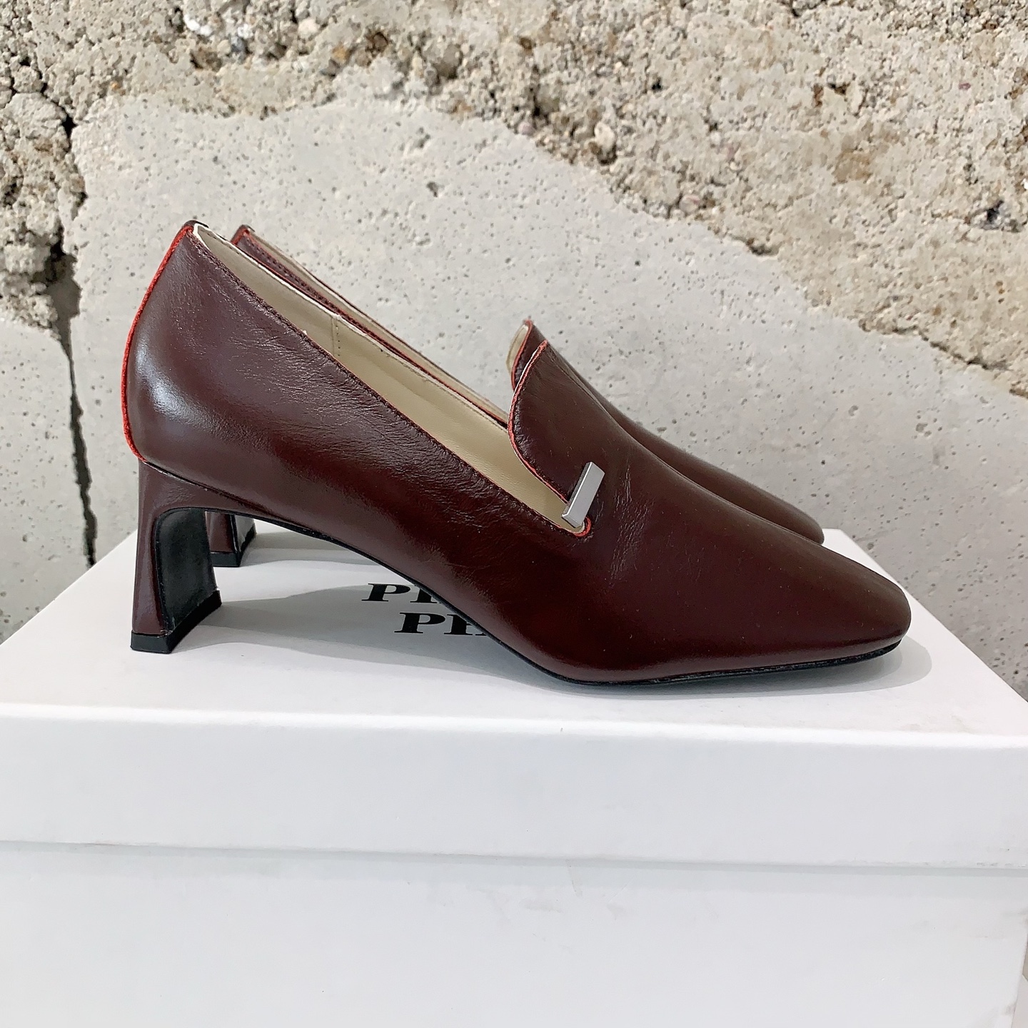 
PHOEBE PHILO✨2025早春新款高跟鞋👠简单的线条和低调的色彩，简约硬朗大女主风🤩时尚通勤两