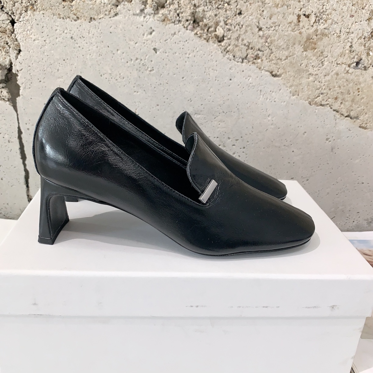 
PHOEBE PHILO✨2025早春新款高跟鞋👠简单的线条和低调的色彩，简约硬朗大女主风🤩时尚通勤两