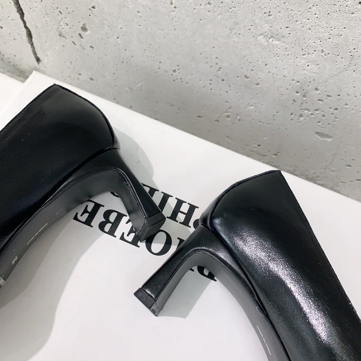 
PHOEBE PHILO✨2025早春新款高跟鞋👠简单的线条和低调的色彩，简约硬朗大女主风🤩时尚通勤两