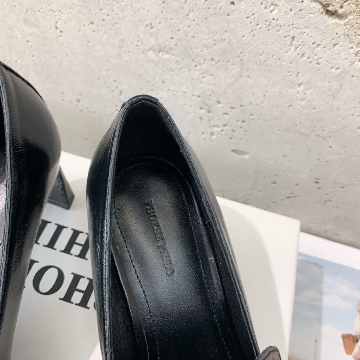 
PHOEBE PHILO✨2025早春新款高跟鞋👠简单的线条和低调的色彩，简约硬朗大女主风🤩时尚通勤两