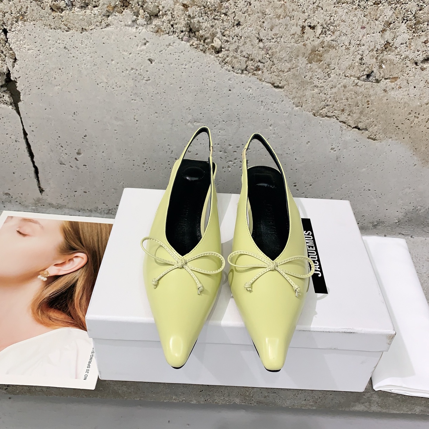 NO:239766,Jacquemus Early Spring New Kitten Heel Sandals The popular Kitten Heel Design and Fenlei Style are personality, playful, cute, fashionable and beautiful bow decoration is very girly, the overall daily outfit is very fashionable, just right, the pair of open-edge bead cowhide fabric, sheepskin lining, Italian imported leather soles, size 35-39# (40# customized, no return or exchange), sandals, sandals, cowhide, sheepskin, Leather soles19860909Jacquemus 早春新款小猫跟凉鞋流行的小猫跟设计和茴蕾风碰撞则个性,俏皮可爱时尚好看蝴蝶结装饰很有少女感,整体日常穿搭非常洋气就对了对版开边珠牛皮面料,羊皮内里,意大利进口真皮大底,码数35-39#（40#订做不退不换),凉鞋,sandals,cowhide,sheepskin,Leather soles,Women's Shoes