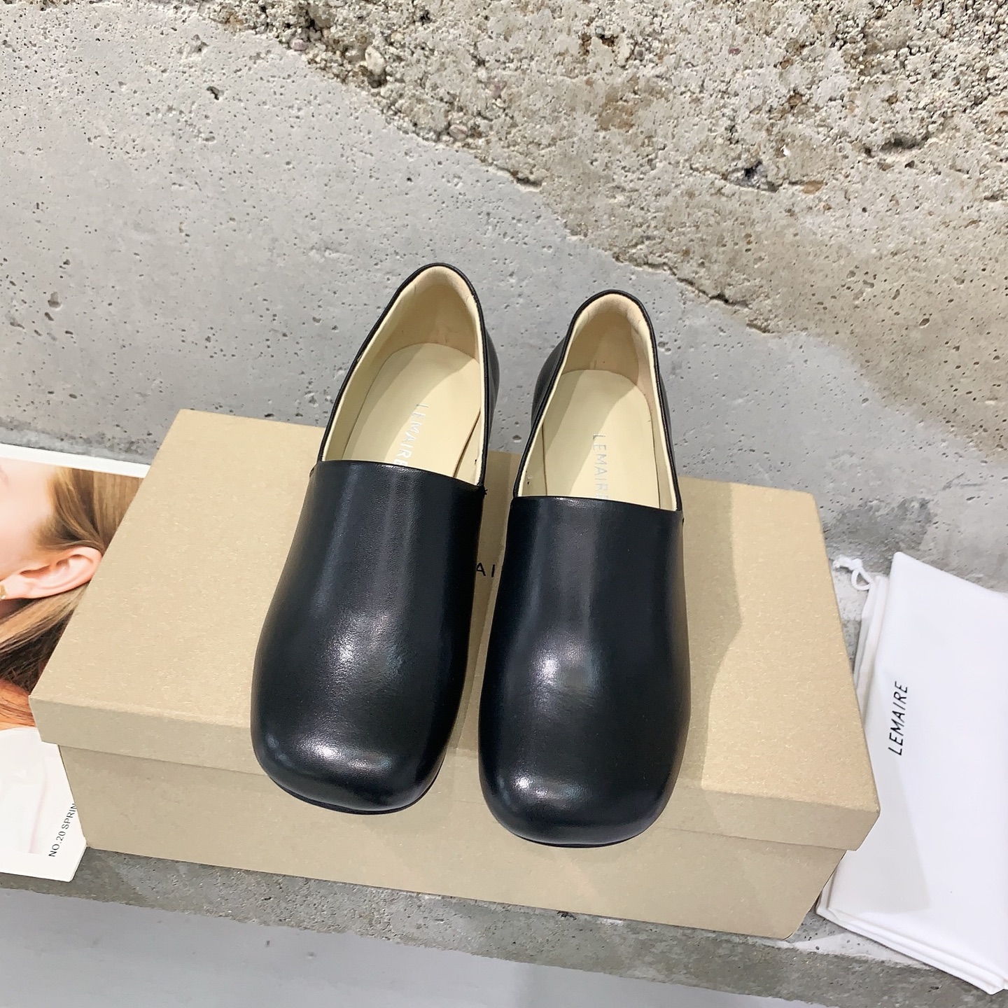 NO:239762,LEMAIRE 2025 spring and summer new monk shoes French lazy, simple but not lacking in style, a fusion of casualness and exquisiteness, so beautiful, sheepskin fabric, sheepskin lining, Italian imported genuine leather sole, heel height 7cm, size 35-39# (40# customized without return), loafers, loafers, sheepskin, Leather soles19860909LEMAIRE2025春夏新款僧侣鞋 法式慵懒,简约而不失格调绑带设计,是随性与精致的融合,太美貌了对版羊皮面料,羊皮内里,意大利进口真皮大底,跟高7cm,码数35-39#（40#订做不退换）,乐福鞋,loafers,sheepskin,Leather soles,Women's Shoes