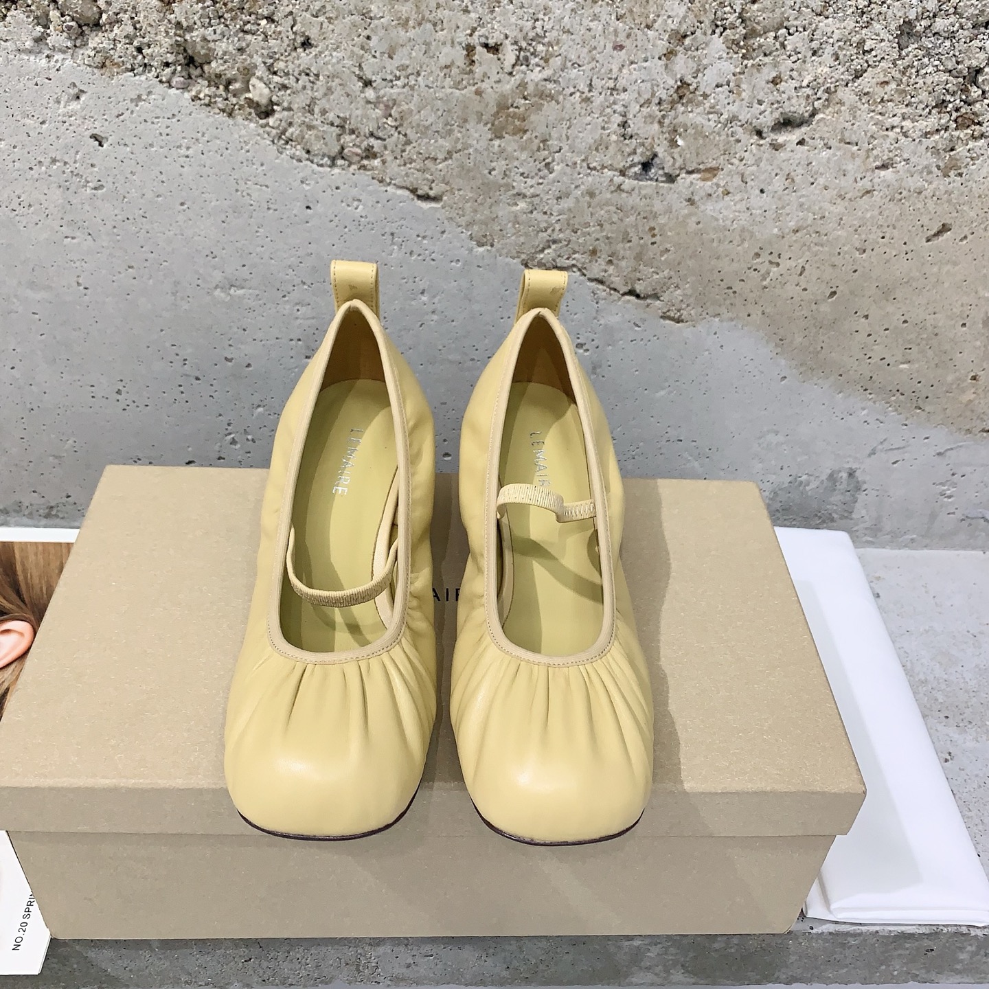 NO:239777,LEMAIRE 2025 spring and summer new monk shoes French lazy, simple but stylish strap design, it is a fusion of casualness and exquisiteness, so beautiful, the same version of sheepskin fabric, sheepskin lining, Italian imported genuine leather soles, heel height 7cm, size 35-39# (40# customized without return or exchange), single shoes, sheepskin, Leather soles19860909LEMAIRE2025春夏新款僧侣鞋 法式慵懒,简约而不失格调绑带设计,是随性与精致的融合,太美貌了对版羊皮面料,羊皮内里,意大利进口真皮大底,跟高7cm,码数35-39#（40#订做不退换）,单鞋,sheepskin,Leather soles,Women's Shoes