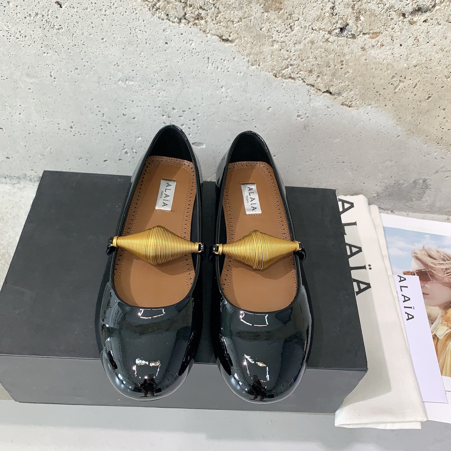 NO:383314,Alaia catwalk flat ballet shoes sweet and cool ballet style, a popular ballet shoes, romantic and charming, comfortable and versatile pair patent leather cowhide fabric, sheepskin inner lining, private mold rubber non-slip sole, size 35-39# (40# customized without return or exchange), ballet shoes, alaia, cowhide, sheepskin19860909Alaia 走秀款平底芭蕾舞鞋甜酷芭蕾风,人气超高的一款芭蕾舞鞋,浪漫又迷人舒适百搭对版漆皮牛皮面料,羊皮内里,私模橡胶防滑大底,码数35-39#（40#订做不退换）,芭蕾舞鞋,alaia,cowhide,sheepskin,Women's Shoes