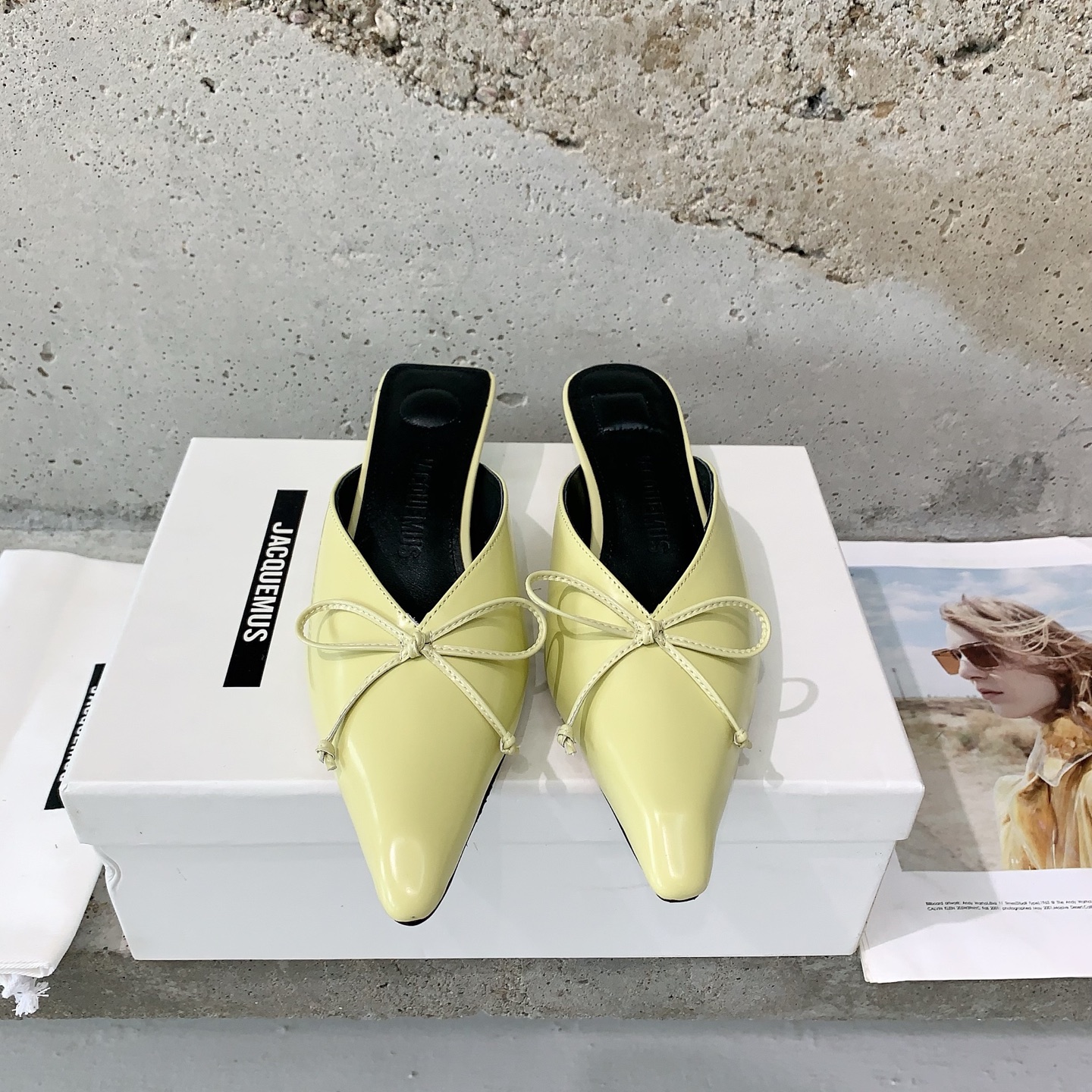 NO:391634,Jacquemus Early Spring New Kitten Heel Slippers The popular kitten heel design collides with the fennel style, and the playful, cute, fashionable and beautiful bow decoration is very girlish. The overall daily outfit is very fashionable. The right version of the edge bead cowhide fabric, sheepskin lining, Italian imported leather soles, 35-39# (40# customized, no return or exchange), semi-drag, slippers, cowhide, sheepskin, Leather soles19860909Jacquemus 早春新款小猫跟拖鞋流行的小猫跟设计和茴蕾风碰撞则个性,俏皮可爱时尚好看蝴蝶结装饰很有少女感,整体日常穿搭非常洋气就对了对版开边珠牛皮面料,羊皮内里,意大利进口真皮大底,码数35-39#（40#订做不退不换),半拖,slippers,cowhide,sheepskin,Leather soles,Women's Shoes