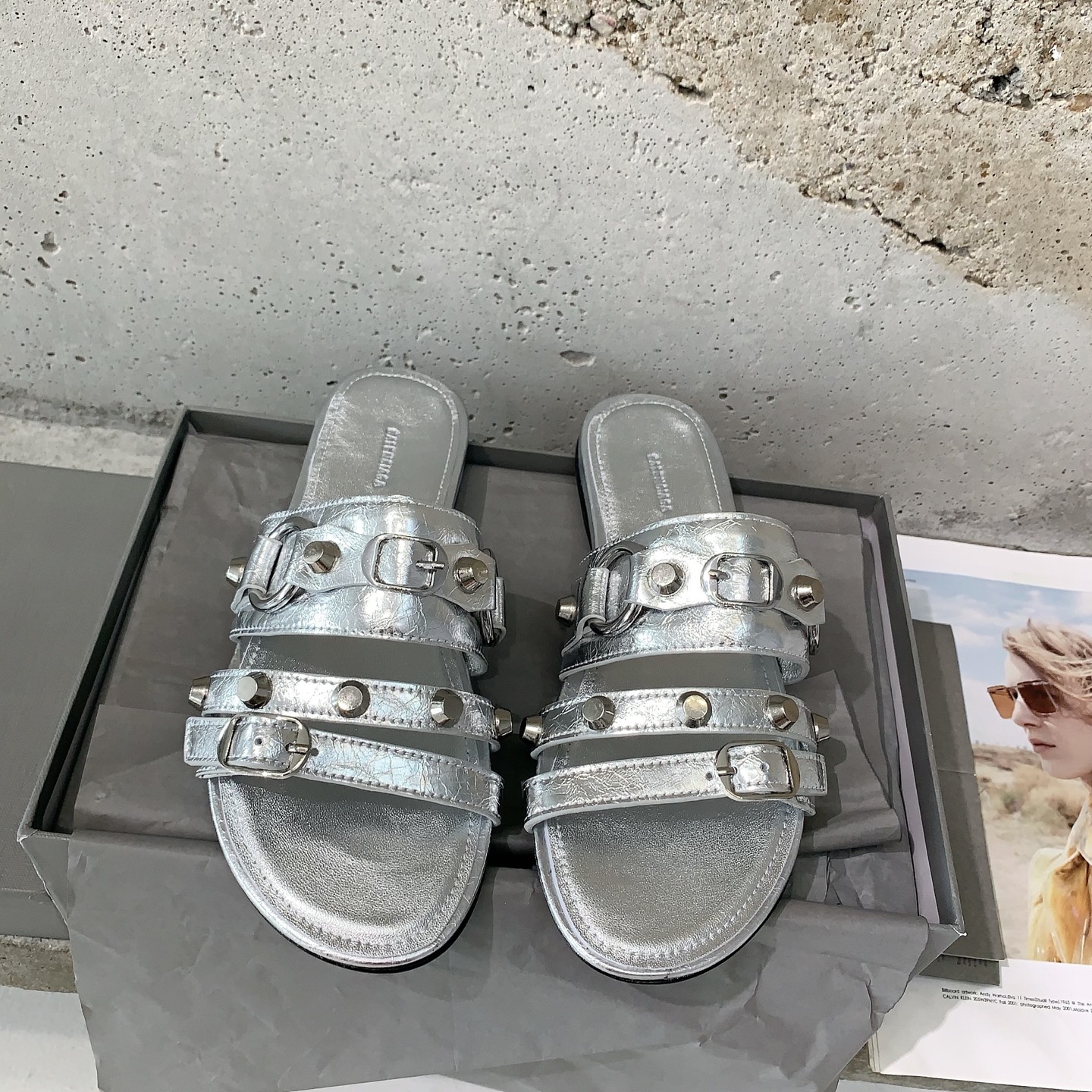 NO:391622,BALENCIAGA* 2025 spring and summer new punk slippers are fashionable and stylish, with a full trendy style. The high-order cowhide fabric, sheepskin lining, imported Italian leather sole, size 35-39# (40# customized, non-return and exchange), slippers, balenciaga, slippers, cowhide, sheepskin, Leather soles19860909BALENCIAGA* 2025春夏新款朋克风拖鞋时髦有型,十足的潮流范儿对版高订牛皮面料,羊皮内里,意大利进口真皮大底,尺码35-39#（40#订做不退换）,拖鞋,balenciaga,slippers,cowhide,sheepskin,Leather soles,Women's Shoes