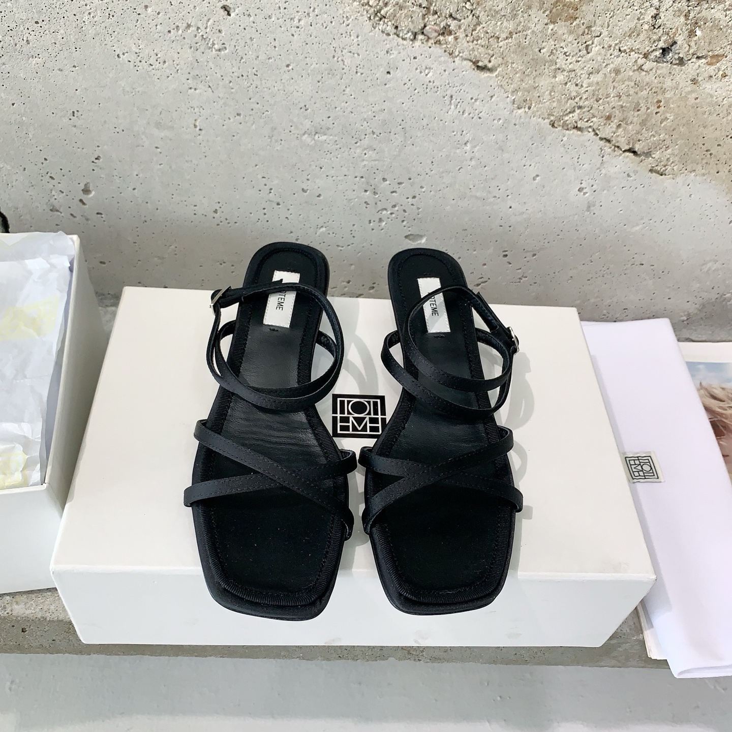 NO:391617,toteme 2025 new minimalist style treasure sandals/slippers have a minimalist style called toteme's simple and neat lines. The overall look is super high-end, and the fashionable feel is all over the pair of sheepskin/silk fabric, sheepskin lining, Italian imported leather sole, size 35-39# (40# can be customized without return or exchange), sandals, sandals, slippers, sheepskin, real silk, Leather soles19860909toteme 2025新款极简风宝藏凉鞋/拖鞋有一种极简,叫做toteme简单利落的线条,整体看上去超级高级,时髦感一下子就拉满对版羊皮/真丝布面料,羊皮内里,意大利进口真皮大底,尺码35-39#（40#可订做不退换）,凉鞋,sandals,slippers,sheepskin,real silk,Leather soles,Women's Shoes