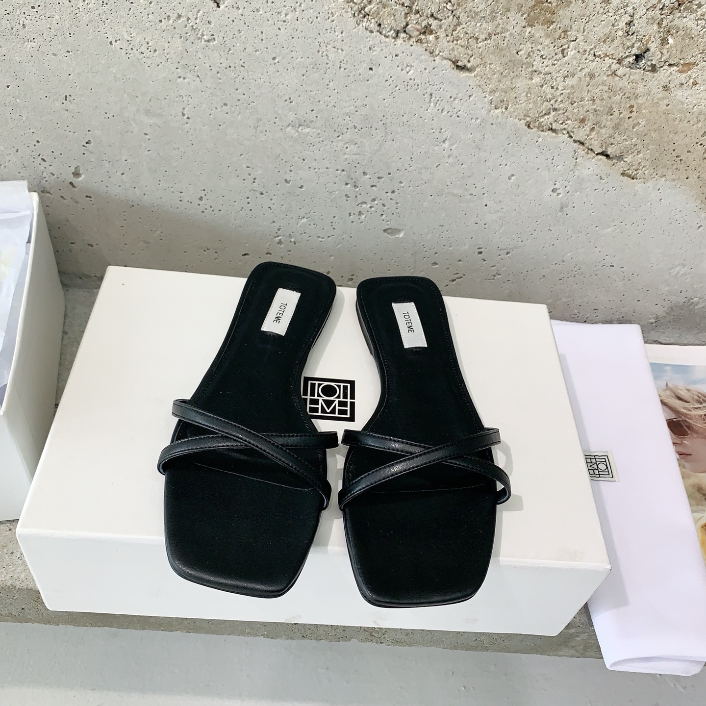 NO:391627,toteme 2025 new minimalist style treasure sandals/slippers have a minimalist style called toteme's simple and neat lines. The overall look is super high-end, and the fashionable feel is all over the pair of sheepskin/silk fabric, sheepskin lining, Italian imported leather sole, size 35-39# (40# can be customized without return or exchange), slippers, sandals, slippers, sheepskin, real silk, Leather soles19860909toteme 2025新款极简风宝藏凉鞋/拖鞋有一种极简,叫做toteme简单利落的线条,整体看上去超级高级,时髦感一下子就拉满对版羊皮/真丝布面料,羊皮内里,意大利进口真皮大底,尺码35-39#（40#可订做不退换）,拖鞋,sandals,slippers,sheepskin,real silk,Leather soles,Women's Shoes