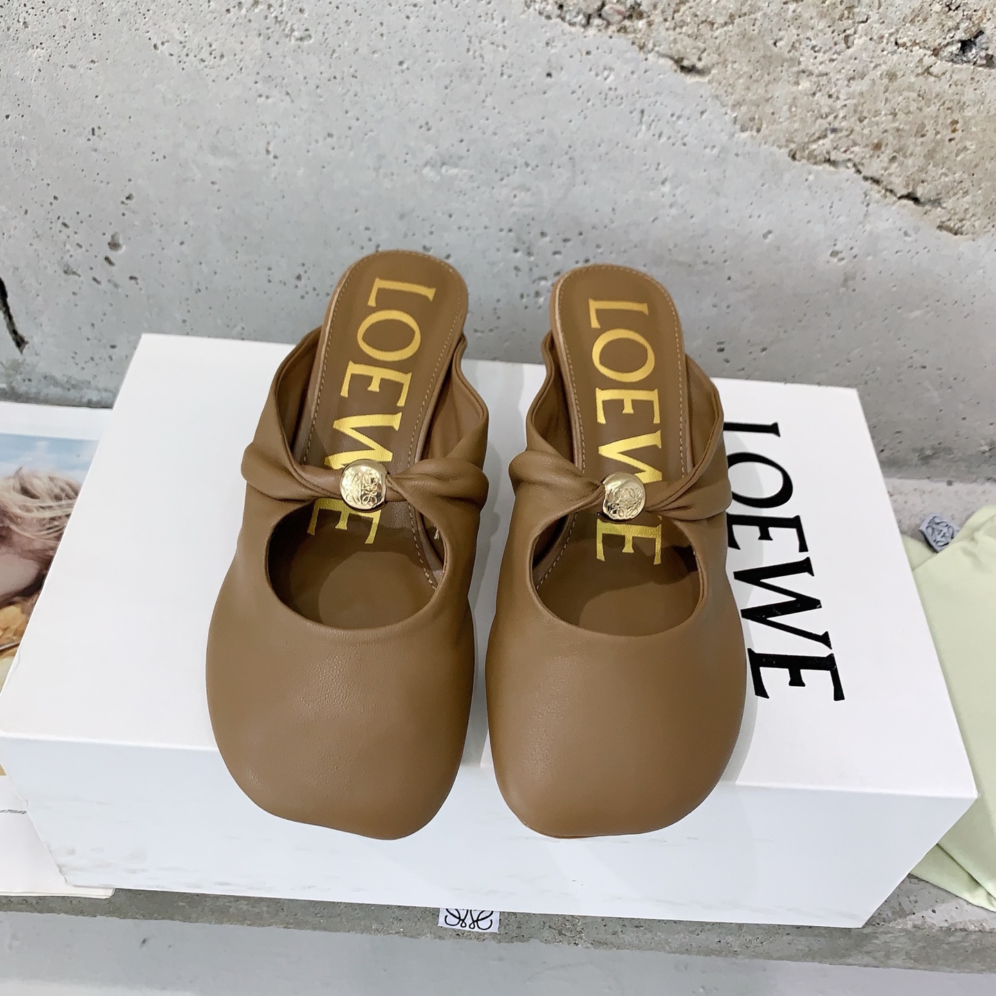 NO:420058,LOEW* The new 2025 ballet shoes loewe is so cool that it is so beautiful that it is so comfortable and comfortable that it is super soft. The pair of sheepskin fabric, sheepskin inner lining, private mold rubber non-slip sole, size 35-39# (40# customized without return), semi-torque, loewe, sheepskin19860909LOEW* 2025新款芭蕾舞鞋loewe的性冷淡简直美的不要不要的这鞋的特点就是舒适舒适再舒适超级柔软 对版绵羊皮面料,羊皮内里,私模橡胶防滑大底,码数35-39#（40#订做不退换）,半拖,loewe,sheepskin,Women's Shoes