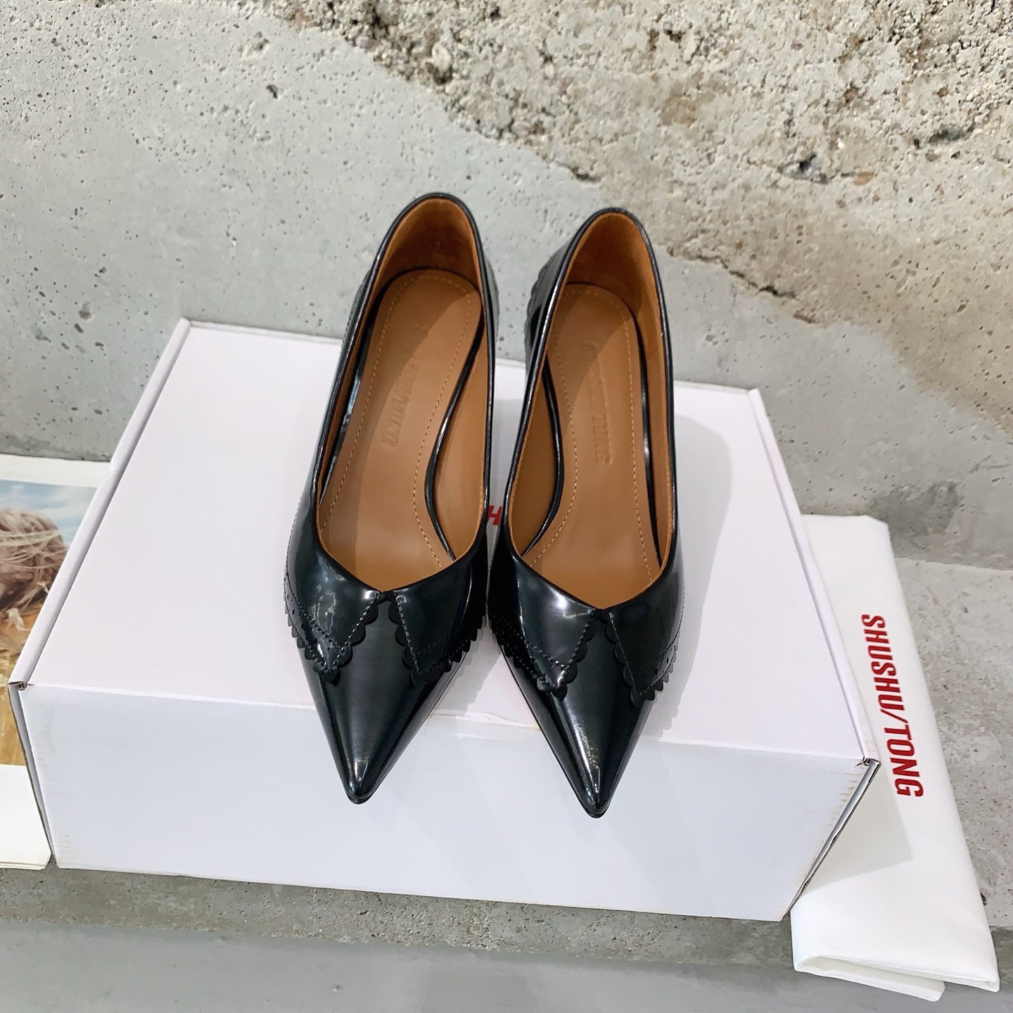 NO:420088,Shushuton*2025 new high heels full score recommended for girls must have a pair of high heels and a pair of shoes that can be won as a god. Sweet and fashionable, casually matched, the rate of the film is huge, and the girl is full of girlishness. She will become playful and modern when wearing it. The pair of imported open-edge beaded cowhide fabric, cowhide inner, Italian imported genuine leather soles, heel height 10cm, size 35-39# (40# customized without return or exchange), single shoes, high heels, cowhide, Leather soles19860909shushuton*2025新款高跟鞋满分推荐女孩子一定要拥有一双高跟鞋一双可以封神的鞋甜美时髦随便搭配都是出片率巨高,直戳每一位shushu/tong 女孩心少女感十足,穿上秒变俏皮摩登女孩对版进口开边珠牛皮面料,牛皮内里,意大利进口真皮大底,跟高10cm ,码数35-39#（40#订做不退换）,单鞋,high heels,cowhide,Leather soles,Women's Shoes