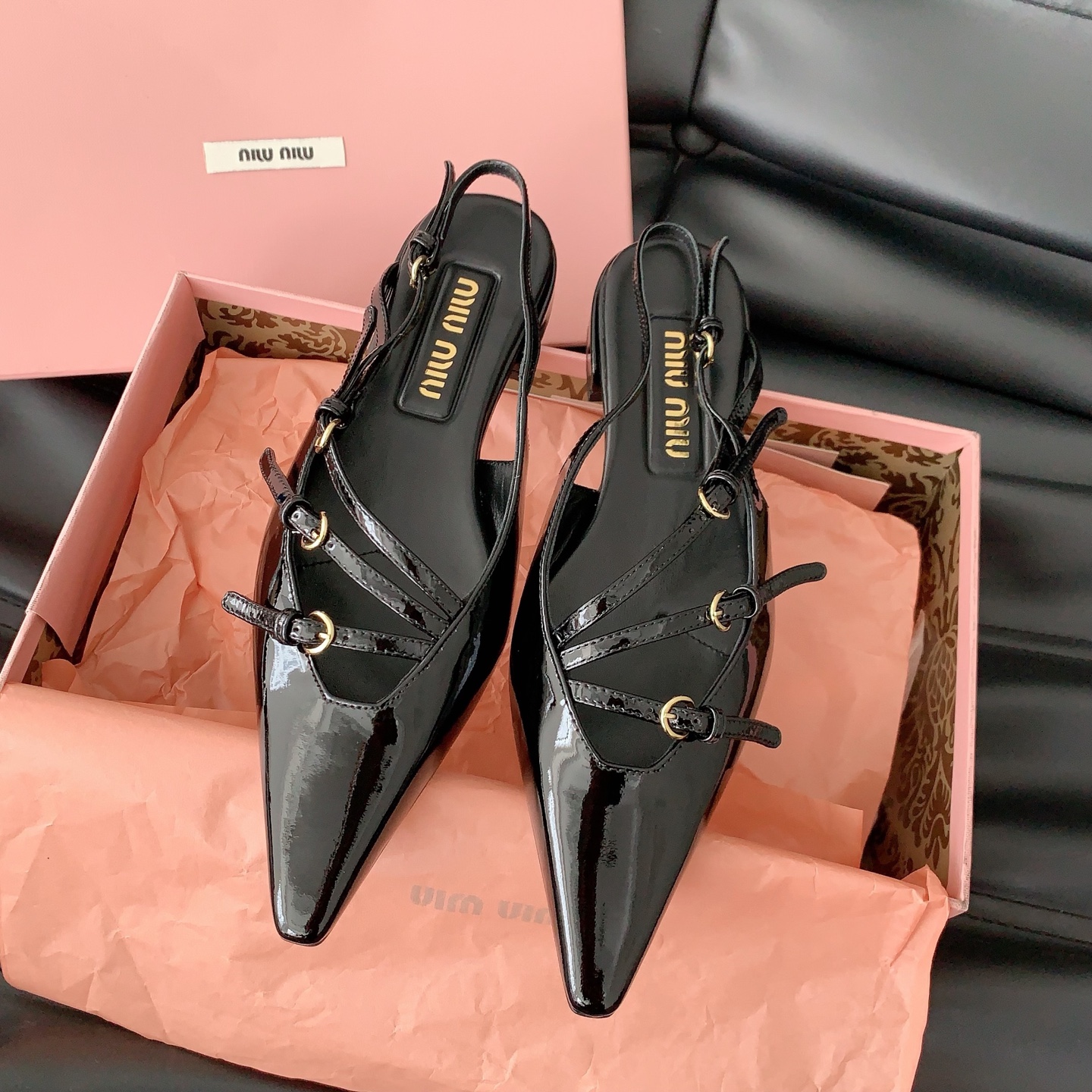 NO:437250,miu mi* 2025 catwalk sandals are sweet and fresh, exuding a unique and fashionable beauty. How can they be so beautiful and look more and more patent leather cowhide fabric, sheepskin lining, imported Italian leather soles, size 35-39# (40# custom made without return), sandals, miumiu, sandals, cowhide, sheepskin, Leather soles19860909miu mi* 2025走秀款凉鞋甜美清新,散发出独特时尚美感,怎么会这么好看越看越上头对版漆皮牛皮面料,羊皮内里,意大利进口真皮大底,尺码35-39#（40#订做不退换）,凉鞋,miumiu,sandals,cowhide,sheepskin,Leather soles,Women's Shoes