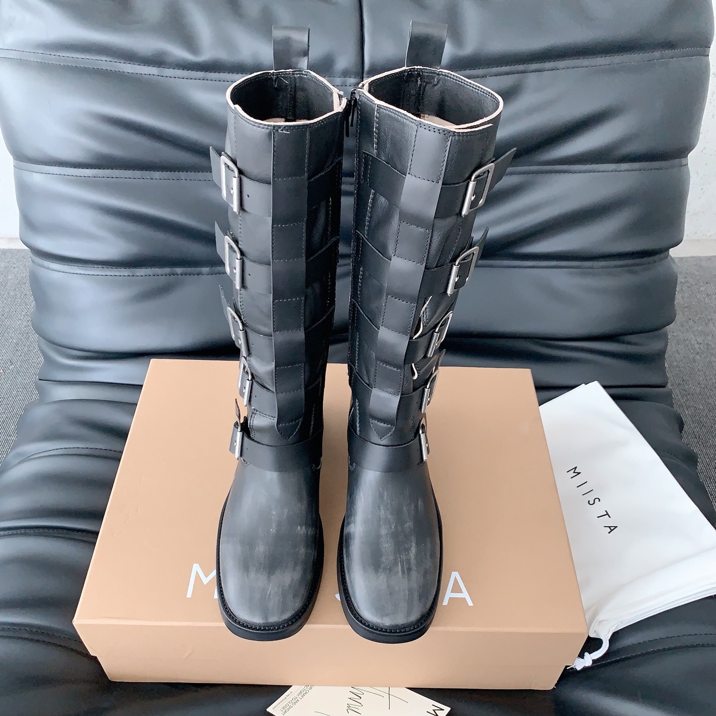 NO:437209,Miista 2025 autumn and winter new knight boots Ouyang Nana's same pair of boots can make you fashionable 20,000 steps a day. The extraordinary knight boots are fashionable and comfortable pairs of cowhide fabrics, sheepskin lining, imported Italian injection molded leather sole, size 35-39# (40# customized for non-return and exchange), boots, boots, cowhide, sheepskin, Leather soles19860909Miista2025秋冬新款骑士靴欧阳娜娜同款一双对的靴子可以让你时髦日行2万步,非一般的骑士靴时髦舒适对版牛皮面料,羊皮内里,意大利进口注塑真皮大底,码数35-39#（40#订做不退换）,靴子,boots,cowhide,sheepskin,Leather soles,Women's Shoes