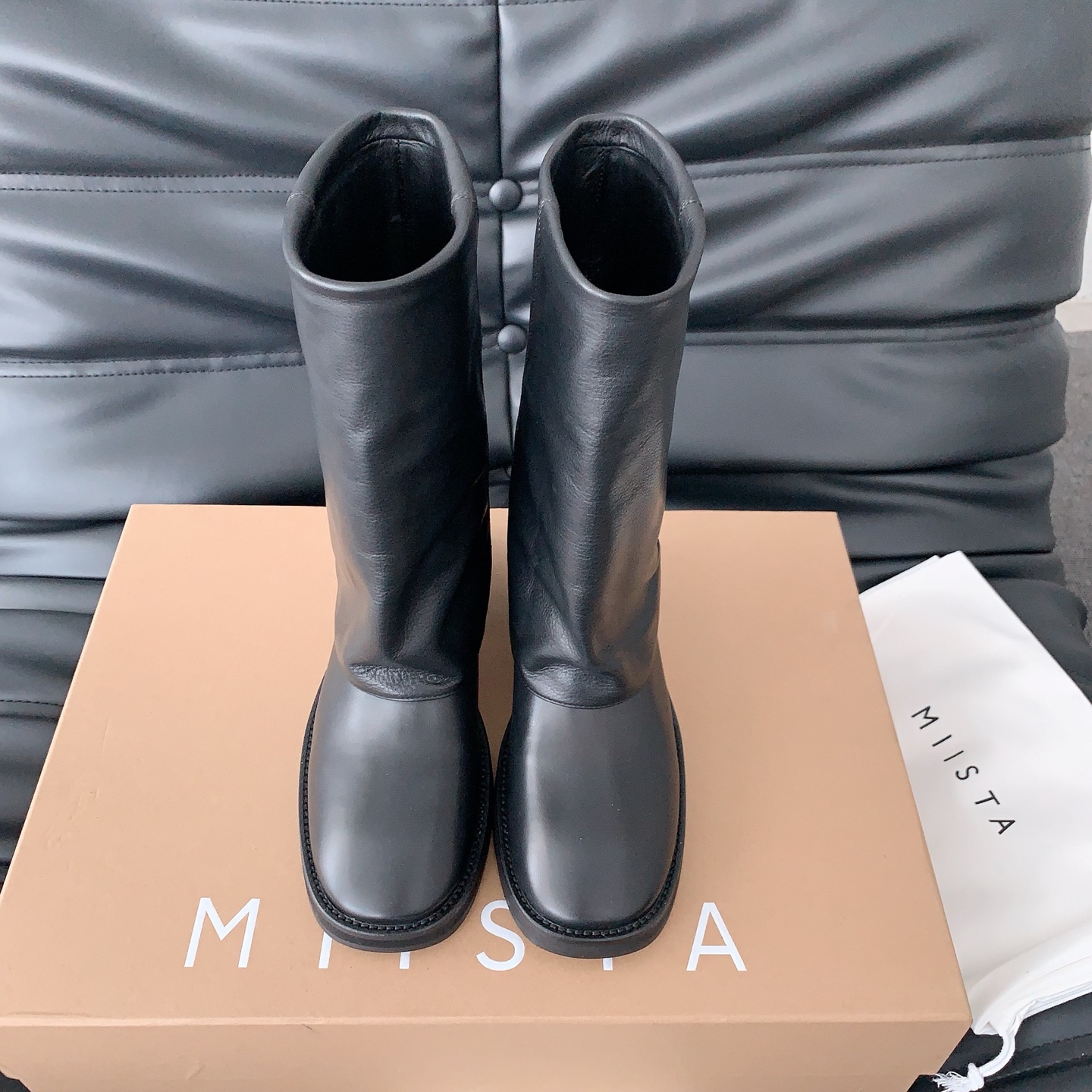NO:437221,Miista 2025 autumn and winter new knight boots Ouyang Nana's same pair of boots can make you fashionable 20,000 steps a day. Extraordinary knight boots are fashionable and comfortable pairs of cowhide fabrics, sheepskin lining, imported Italian injection molded leather sole, size 35-39# (40# custom made without return), boots, boots, cowhide, sheepskin, Leather soles19860909Miista2025秋冬新款骑士靴欧阳娜娜同款一双对的靴子可以让你时髦日行2万步,非一般的骑士靴时髦舒适对版牛皮面料,羊皮内里,意大利进口注塑真皮大底,码数35-39#（40#订做不退换）,靴子,boots,cowhide,sheepskin,Leather soles,Women's Shoes