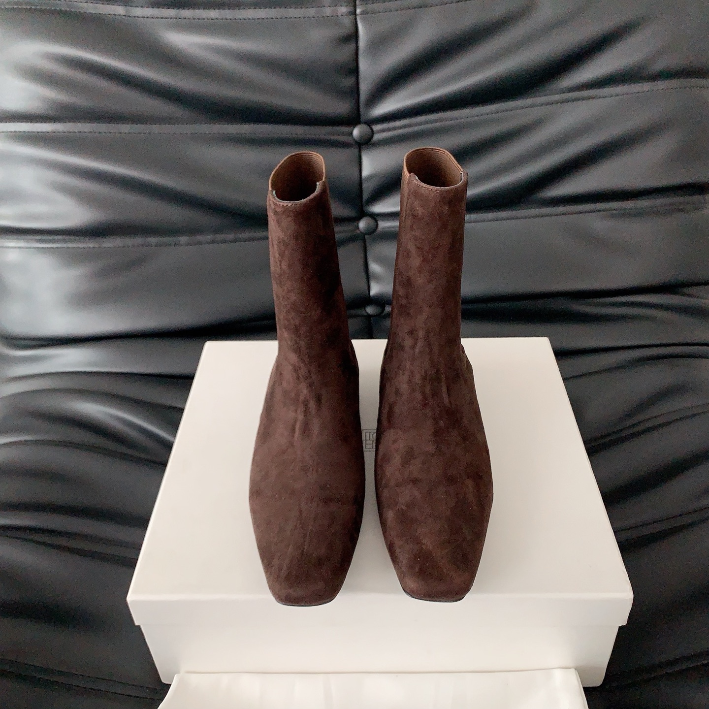 NO:437322,Toteme 2025 autumn and winter new small boots Toteme has never lost to the high-end feeling in creating a sense of luxury. A pair of simple, capable, low-key and fashionable boots have no bright colors and complicated designs. With just a 2.5cm small heel and neat and fashionable square head design, you can fully open the aura. It has a high-end feeling, cowhide/Gao Mercury Yangjing fabric, sheepskin lining, Italian imported leather large soles, 35-39# (40# can be customized without return), boots, boots, cowhide, sheepskin, sheep, Leather soles19860909Toteme 2025秋冬新款小靴子 Toteme在打造高级感这点从来就没输过一双简约干练、低调时髦的靴子没有鲜艳的色彩和繁杂的设计,仅凭2.5cm的小跟和利落时髦的方头设计就能气场全开,高级感十足对版牛皮/高丝光羊京面料,羊皮内里,意大利进口真皮大底,码数35-39#（40#可订做不退换）,靴子,boots,cowhide,sheepskin,sheep,Leather soles,Women's Shoes