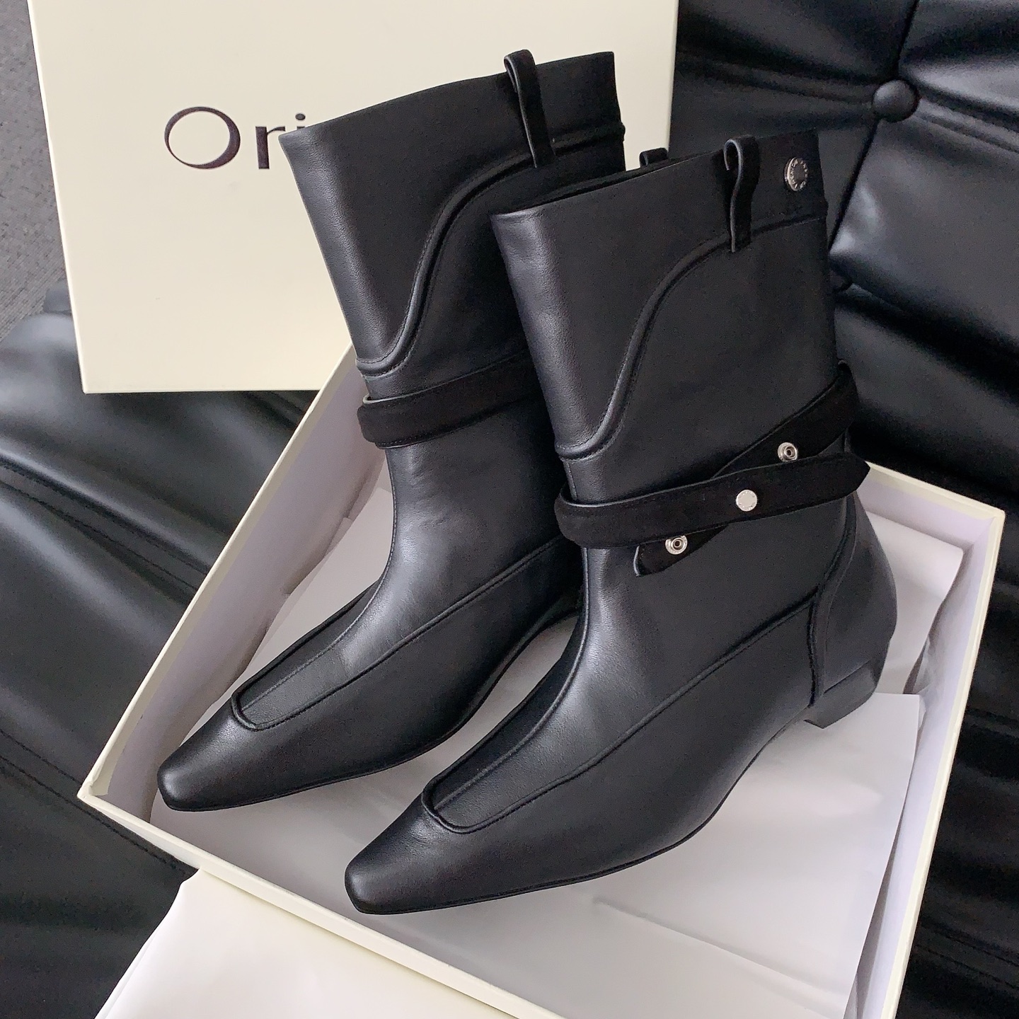 
ORINOUS✨25秋冬新款皮带扣方头靴✨轻微堆叠层次，随性慵懒，3cm小高跟😍时髦干练不累脚💯对版牛