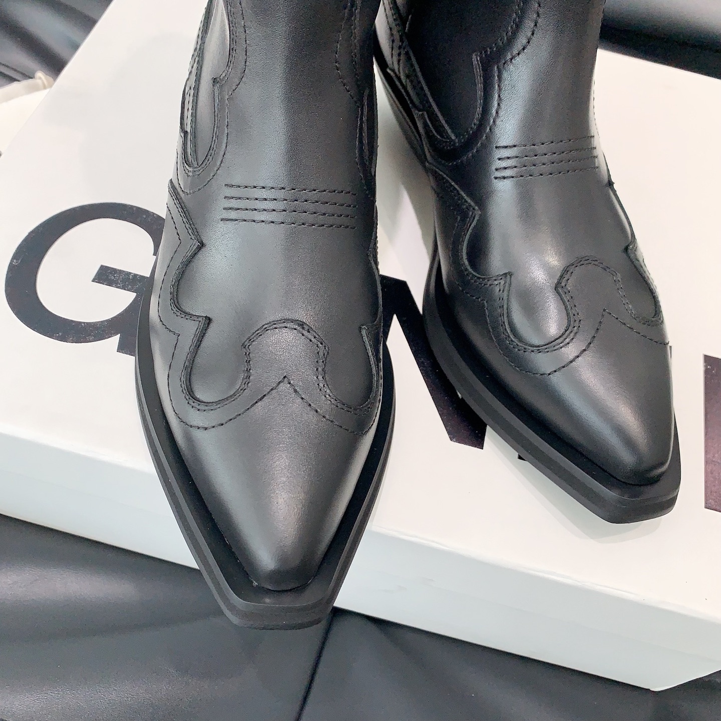 Stylish Ganni Cowboy Boots for Fall and Winter Collection: Western-inspired, High-quality, Various Sizes and Styles. - 图片 7